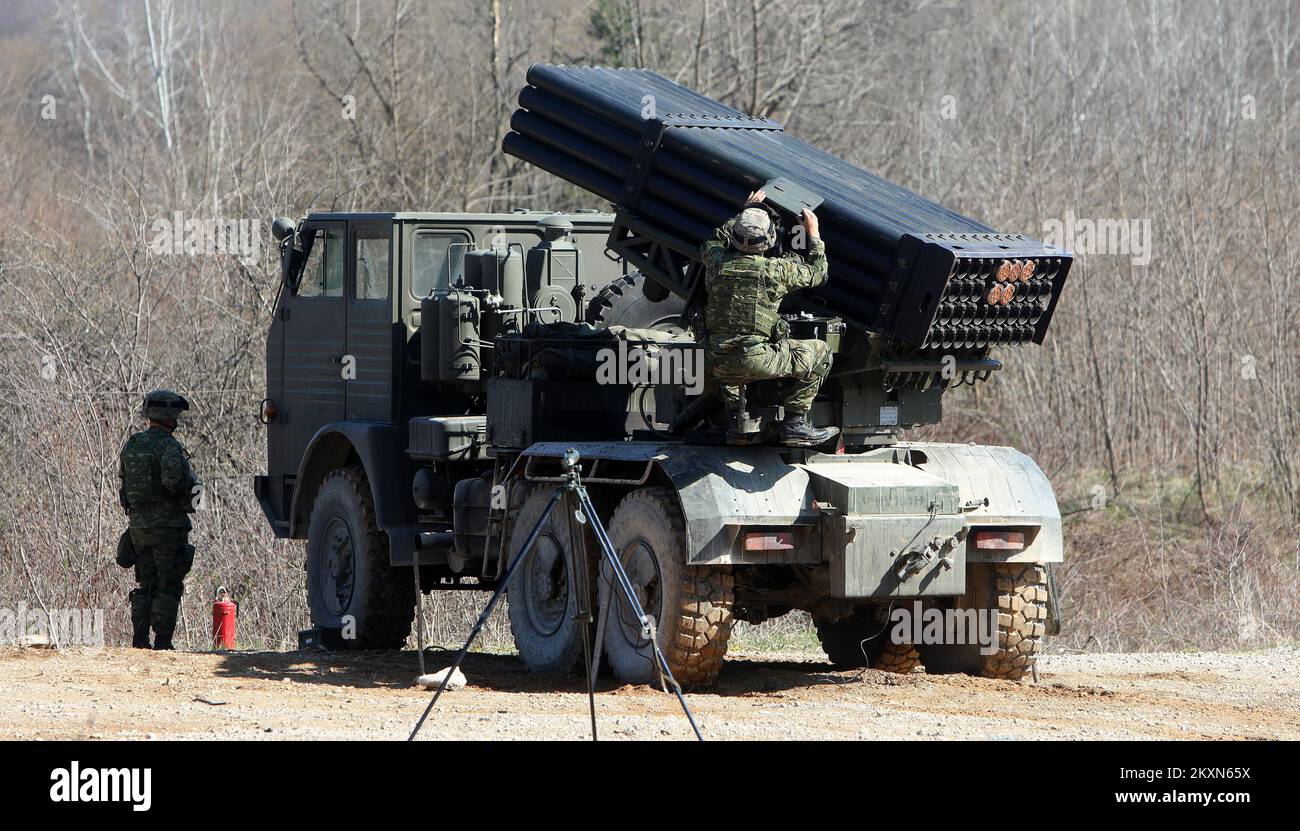 I soldati croati preparano veicoli blindati durante un esercizio militare presso la gamma militare 'Eugen Kvaternik' a Slunj, Croazia, il 21 aprile 2021. L'esercizio militare è in corso nell'ambito del "Muro croato 1991-2021", una serie di esercizi militari in occasione del 30th° anniversario dell'esercito croato. La forza del contingente croato del 8th per la partecipazione alle attività della NATO di Enhanced Forward Presence (EFP) nella Repubblica di Polonia è in fase di valutazione presso il campo di formazione di Slunj. Foto: Kristina Stedul Fabac/PIXSELL Foto Stock