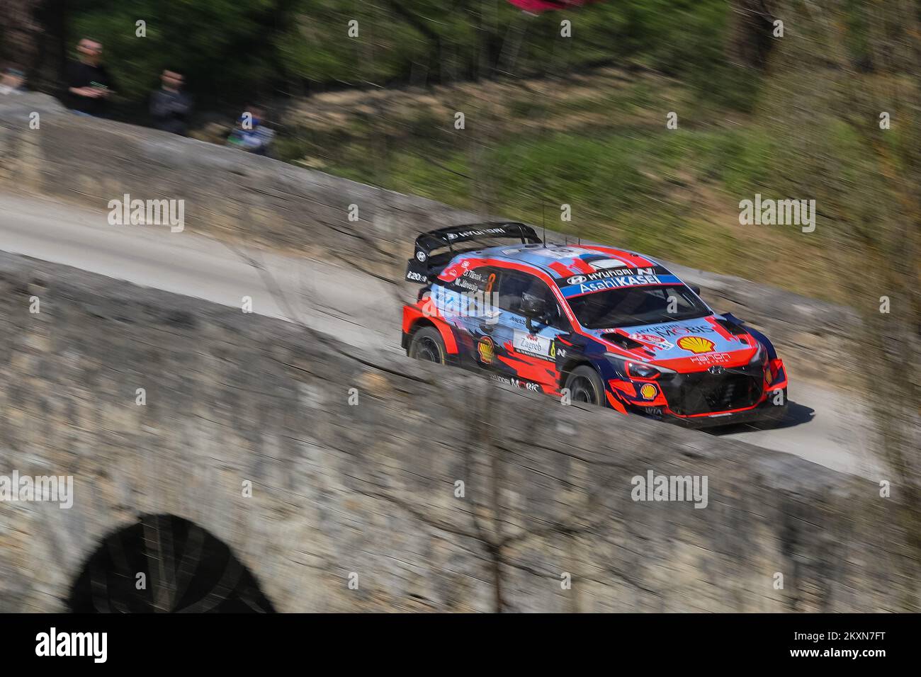 OTT Tanak e Martin Jarveoja di Estonia gareggiano con la loro Shell Mobis WRT Hyundai durante il secondo giorno del Campionato Mondiale FIA di Rally Croazia a Novigrad na Dobri, Croazia il 24 aprile 2021. Foto: Luka Stanzl/PIXSELL Foto Stock