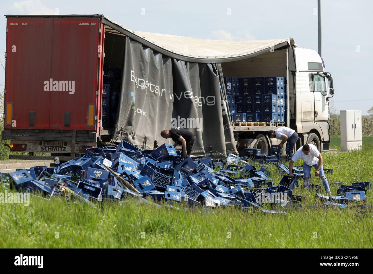 Un camion che trasportava birra è stato lasciato senza parte del suo carico sulla rotonda del Cepin bypass a Osijek, Croazia il 29 aprile 2021. Spostandosi verso l'ingresso dell'autostrada, le casse piene di birra sono cadute dal camion. Foto: Dubravka Petric/PIXSELL Foto Stock
