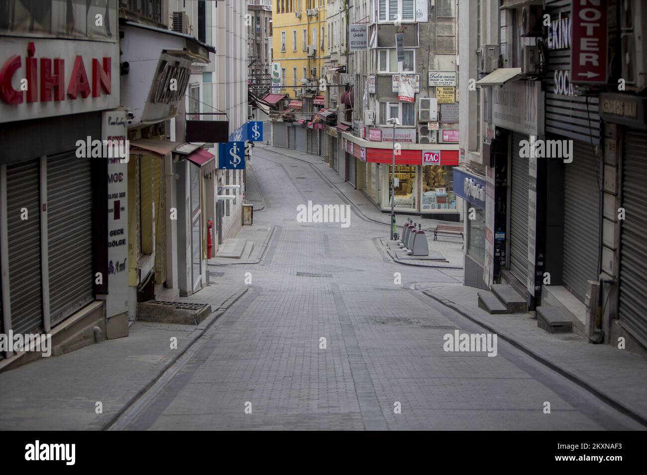 Strada vuota vista durante la pandemia COVID-19 a Istanbul, Turchia, 2 maggio 2021. La Turchia è entrata nel suo primo blocco pandemico completo, per frenare un aumento di infezioni e morti. Il blocco è iniziato il Giovedi alle 7:12 ora locale (19:00 ET) e durerà per il resto del mese santo musulmano di Ramadan e per la festa di Eid al Fir. Il termine è previsto per le 5:00 ora locale del 17 maggio. Foto: Denis Kapetanovic /PIXSELL Foto Stock