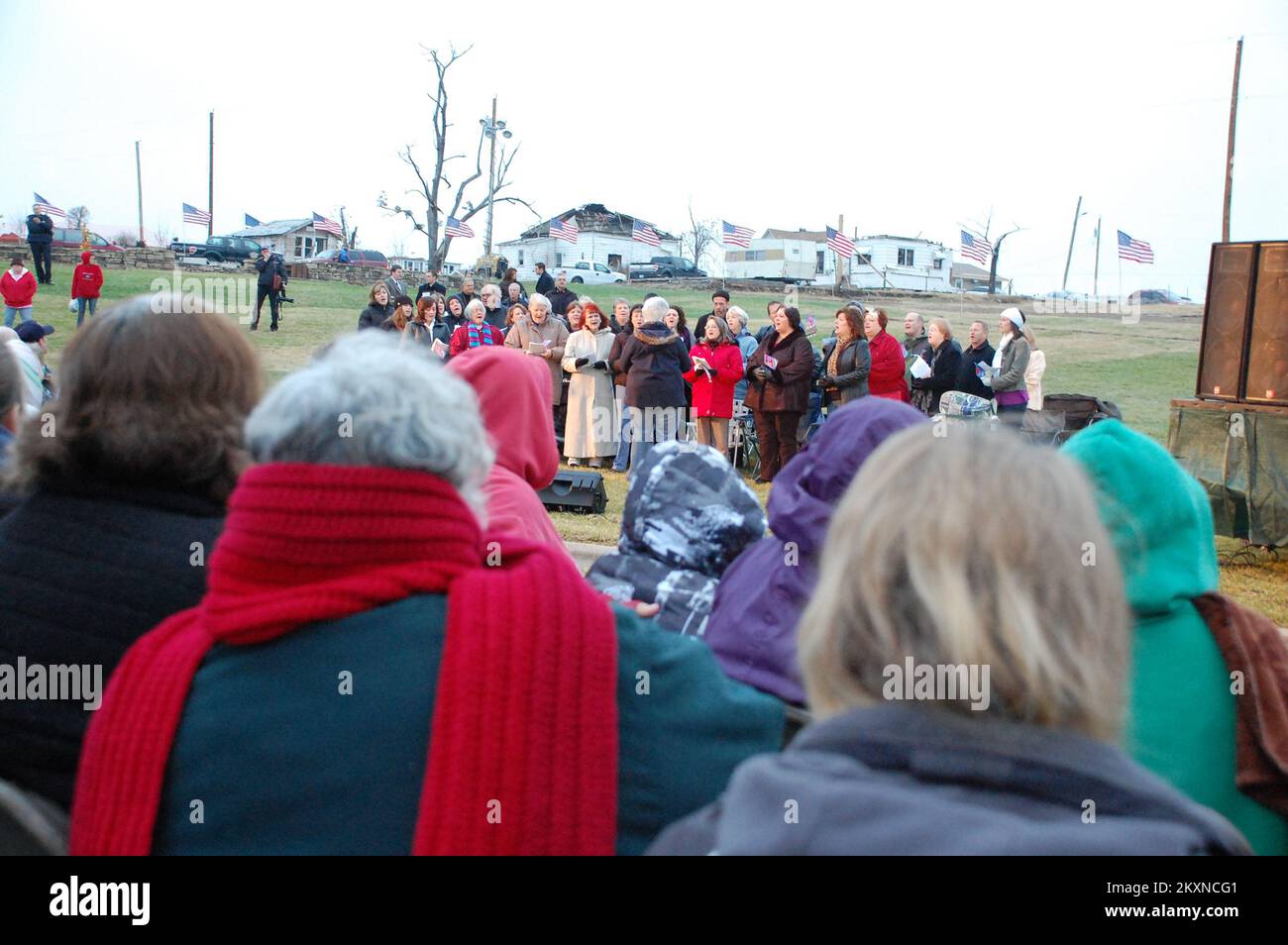 Grave tempesta Tornado - Joplin, Lu. , 22 novembre 2011 Cori da College Heights, St La Chiesa Metodista unita di Paolo e il Cristo di Oronogo si esibiscono durante "The Spirit Lives", un servizio commemorativo tenuto a Cunningham Park. Un tornado del F5 colpì la città 6 mesi fa il 22 maggio 2011. Jace Anderson/FEMA. Fotografie relative a disastri e programmi, attività e funzionari di gestione delle emergenze Foto Stock