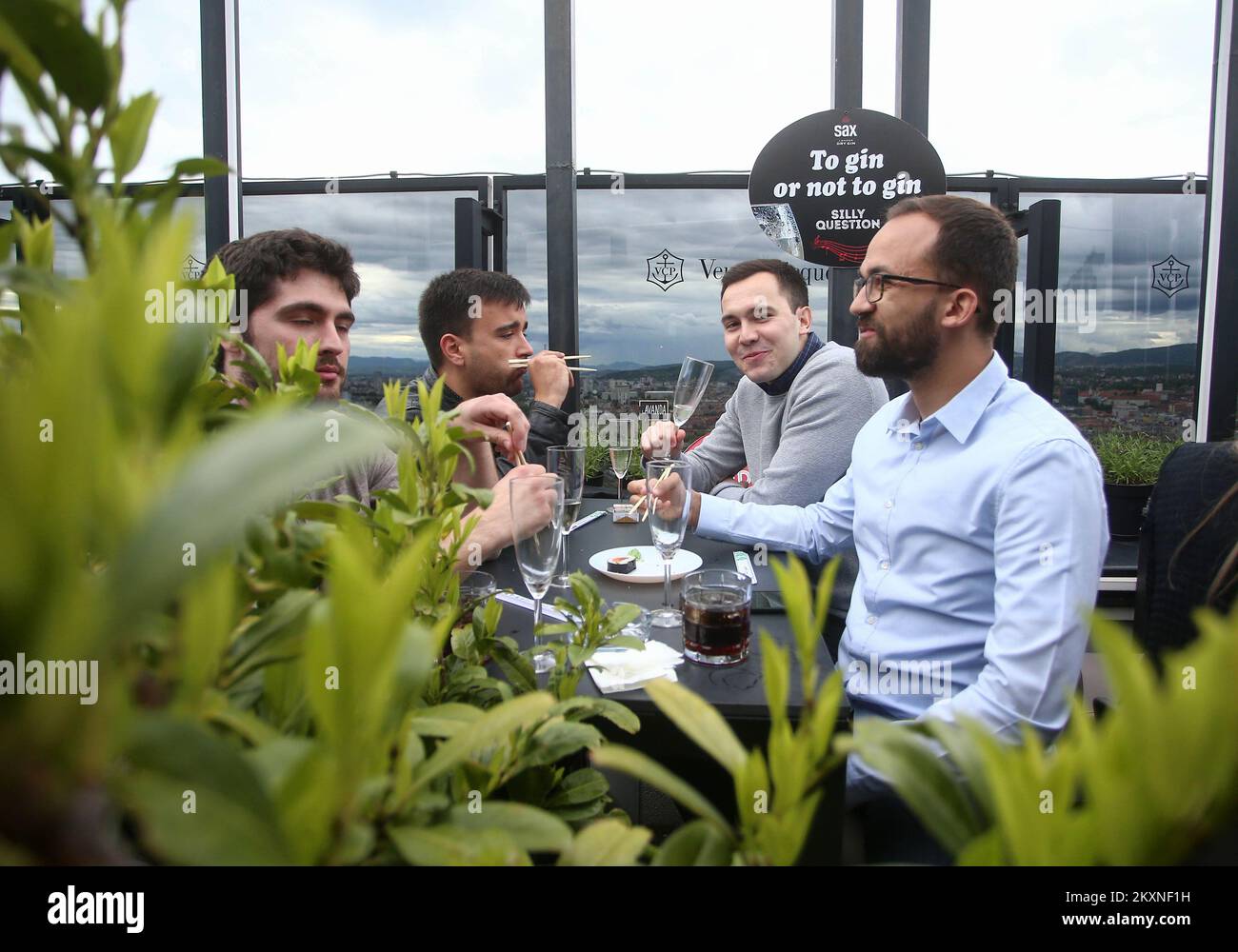 La gente è vista nel ristorante laterale sul tetto a Strojarska Street a Zagabria, Croazia, il 13 maggio. Associazione indipendente di ristoratori in collaborazione con la sede centrale della protezione civile e l'Istituto croato di sanità pubblica ha organizzato il primo progetto pilota - una cena senza misure epidemiologiche. Le persone che hanno ricevuto due dosi di vaccino, che si sono ritrovate da Covid entro 180 giorni, o le persone che hanno un test PCR negativo o un test rapido antigenico non più di 48 ore partecipano a una cena. Una settimana dopo l'evento, i partecipanti saranno testati mediante test PCR e se io Foto Stock