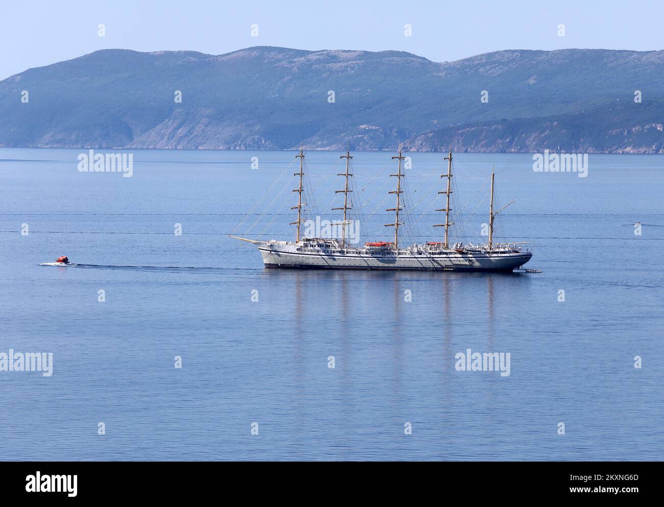 La più grande nave al mondo a becco quadrato Golden Horizon esegue un'esercitazione di salvataggio nel Golfo del Quarnero, nel 18 maggio 2021. La nave di lusso, originariamente chiamata Flying Clipper, fu costruita dal cantiere navale di Brodossplit a Spalato, in Croazia, per Star Clippers Ltd. Di Svezia. A causa di una controversia legale con il cantiere, non è mai stata consegnata a Star Clippers. Invece, è stata noleggiata da Tradewindd Voyages di Suffolk e ribattezzata Golden Horizon, ma la proprietà rimane presso il cantiere navale di Brodosplit. Golden Horizon, è stata progettata come una replica di un barque a cinque alberi costruito nel 1913, e sarà alimentato dalle sue 35 vele f Foto Stock