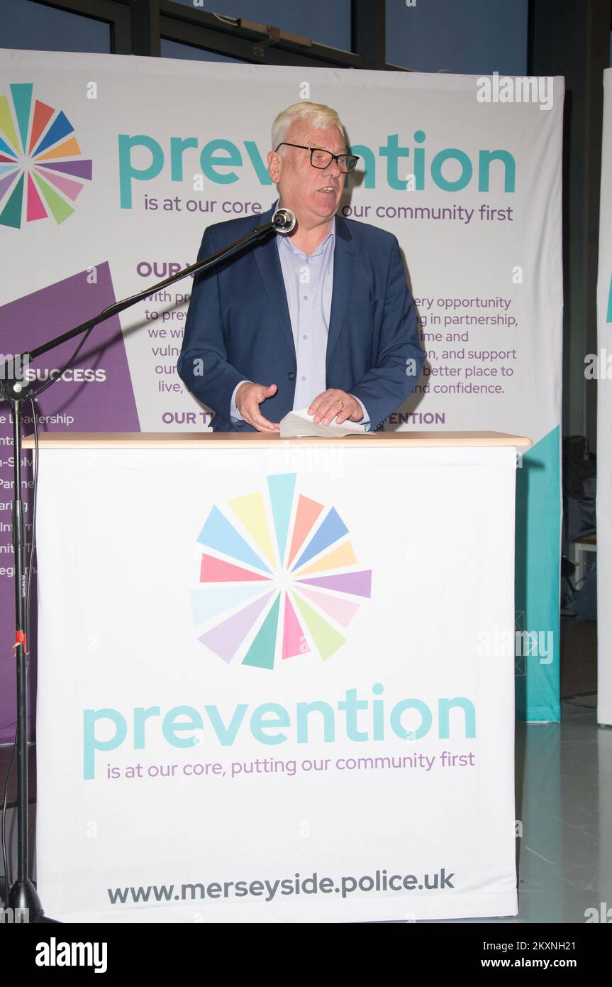 Cllr Graham Morgan, la polizia Merseyside e i suoi partner hanno lavorato insieme per sviluppare un nuovo approccio alla prevenzione, rendendolo una priorità e investendo in team che si concentrano sulla comprensione e sull'affrontare le cause profonde dei danni nelle nostre comunità, In questo modo possiamo servire meglio la popolazione del Merseyside e costruire comunità più sicure e più forti nel lungo termine. Il Capo Constable Serena Kennedy e il Capo Soprintendente Andy Ryan, che sta guidando la nuova squadra di prevenzione nella polizia di Merseyside. (Terry Scott/SPP) Credit: SPP Sport Press Photo. /Alamy Live News Foto Stock
