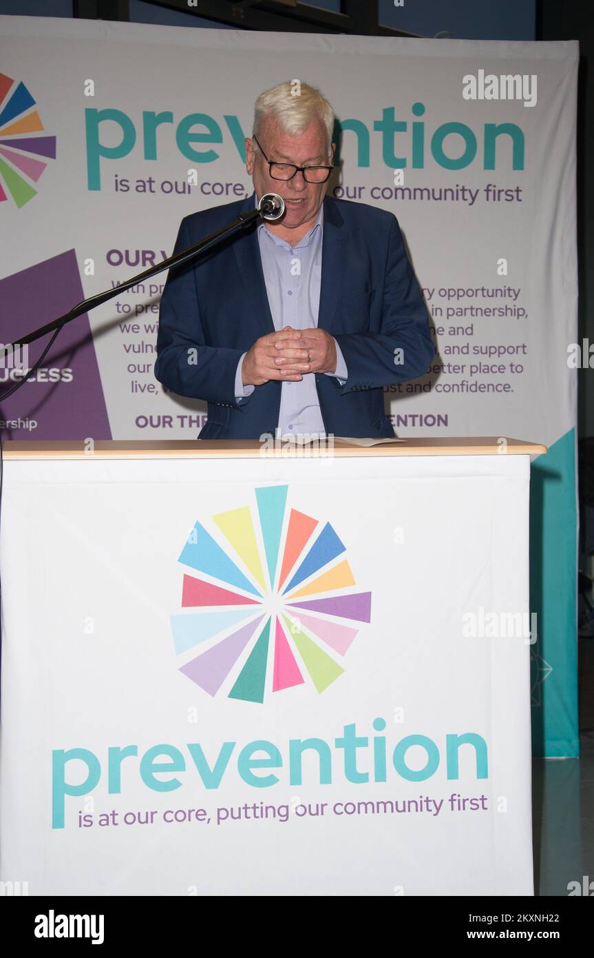 Cllr Graham Morgan, la polizia Merseyside e i suoi partner hanno lavorato insieme per sviluppare un nuovo approccio alla prevenzione, rendendolo una priorità e investendo in team che si concentrano sulla comprensione e sull'affrontare le cause profonde dei danni nelle nostre comunità, In questo modo possiamo servire meglio la popolazione del Merseyside e costruire comunità più sicure e più forti nel lungo termine. Il Capo Constable Serena Kennedy e il Capo Soprintendente Andy Ryan, che sta guidando la nuova squadra di prevenzione nella polizia di Merseyside. (Terry Scott/SPP) Credit: SPP Sport Press Photo. /Alamy Live News Foto Stock
