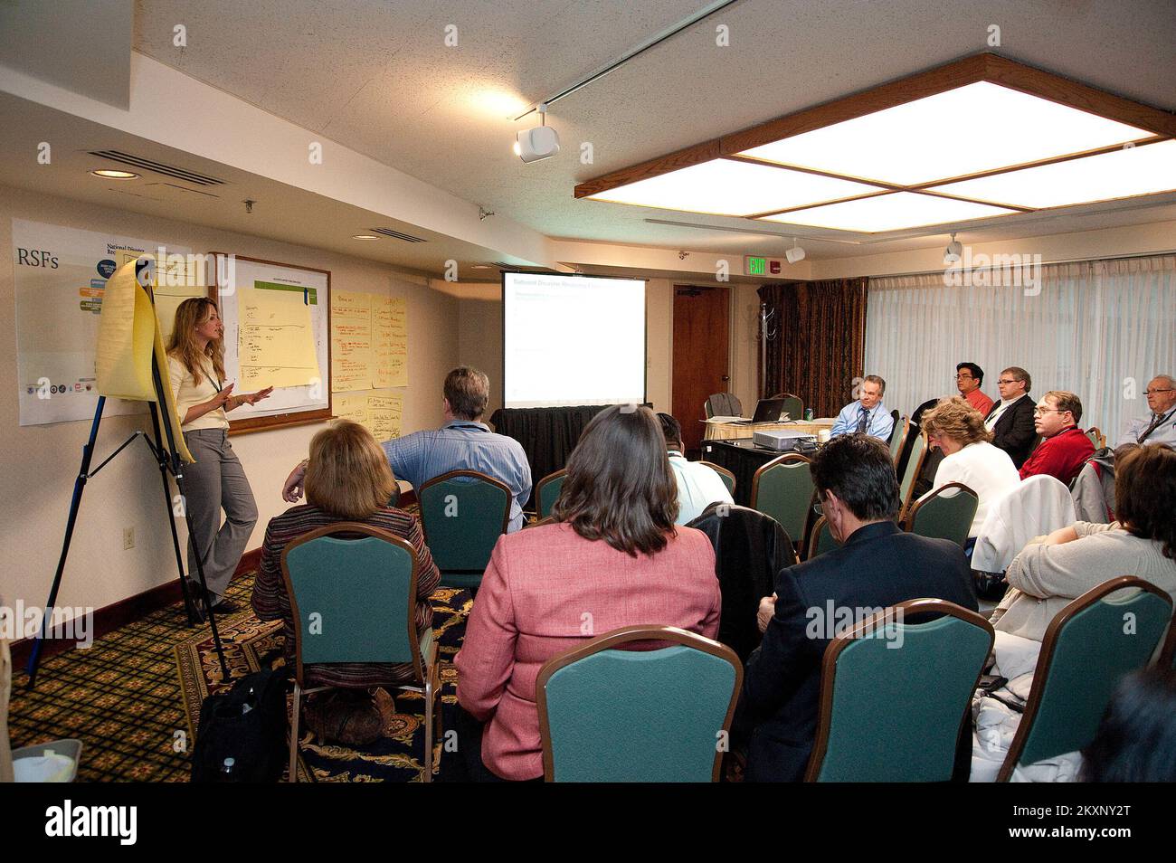 Pianificazione e sicurezza delle emergenze - Salt Lake City, Utah, 18 gennaio 2012 Laura McClure con Housing and Urban Development a Washington, D. C. , discute le preoccupazioni relative agli alloggi all'evento National Disaster Recovery Framework (NDRF) della Regione VIII della FEMA, che si terrà il 18 gennaio presso il Salt Lake City Marriott University Park Hotel dello Utah. La riunione ha riunito partner federali, statali e locali per discutere di problemi di disaster recovery a lungo termine. Foto FEMA di Cynthia Hunter.. Fotografie relative a disastri e programmi, attività e funzionari di gestione delle emergenze Foto Stock Pianificazione e sicurezza delle emergenze - Salt Lake City, Utah, 18 gennaio 2012 Laura McClure con Housing and Urban Development a Washington, D. C. , discute le preoccupazioni relative agli alloggi all'evento National Disaster Recovery Framework (NDRF) della Regione VIII della FEMA, che si terrà il 18 gennaio presso il Salt Lake City Marriott University Park Hotel dello Utah. La riunione ha riunito partner federali, statali e locali per discutere di problemi di disaster recovery a lungo termine. Foto FEMA di Cynthia Hunter.. Fotografie relative a disastri e programmi, attività e funzionari di gestione delle emergenze Foto Stock