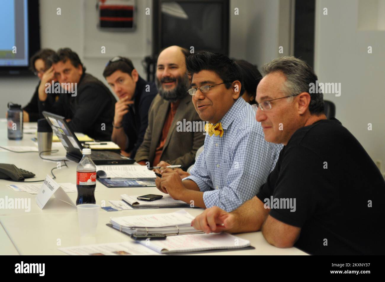 Pianificazione delle emergenze e sicurezza uragano/Tempesta tropicale - New York City, N. Y. , 18 gennaio 2012 Ricardo Fernandez dell'Ufficio della gestione delle emergenze di New York City (secondo a destra) si riunisce con Edward McQuillan, ufficiale di collegamento dei servizi di emergenza per la Croce Rossa americana, Matt Pelak, Coordinatore regionale della costa orientale per il Team Rubicon, Mark Prutsalis, presidente della Sahana Software Foundation, e David Goldstein, vice presidente delle organizzazioni di volontariato di New York City attive in Disaster presso la Croce Rossa americana di Greater New York. FEMA lavora con la comunità locale e le organizzazioni basate sulla fede Foto Stock