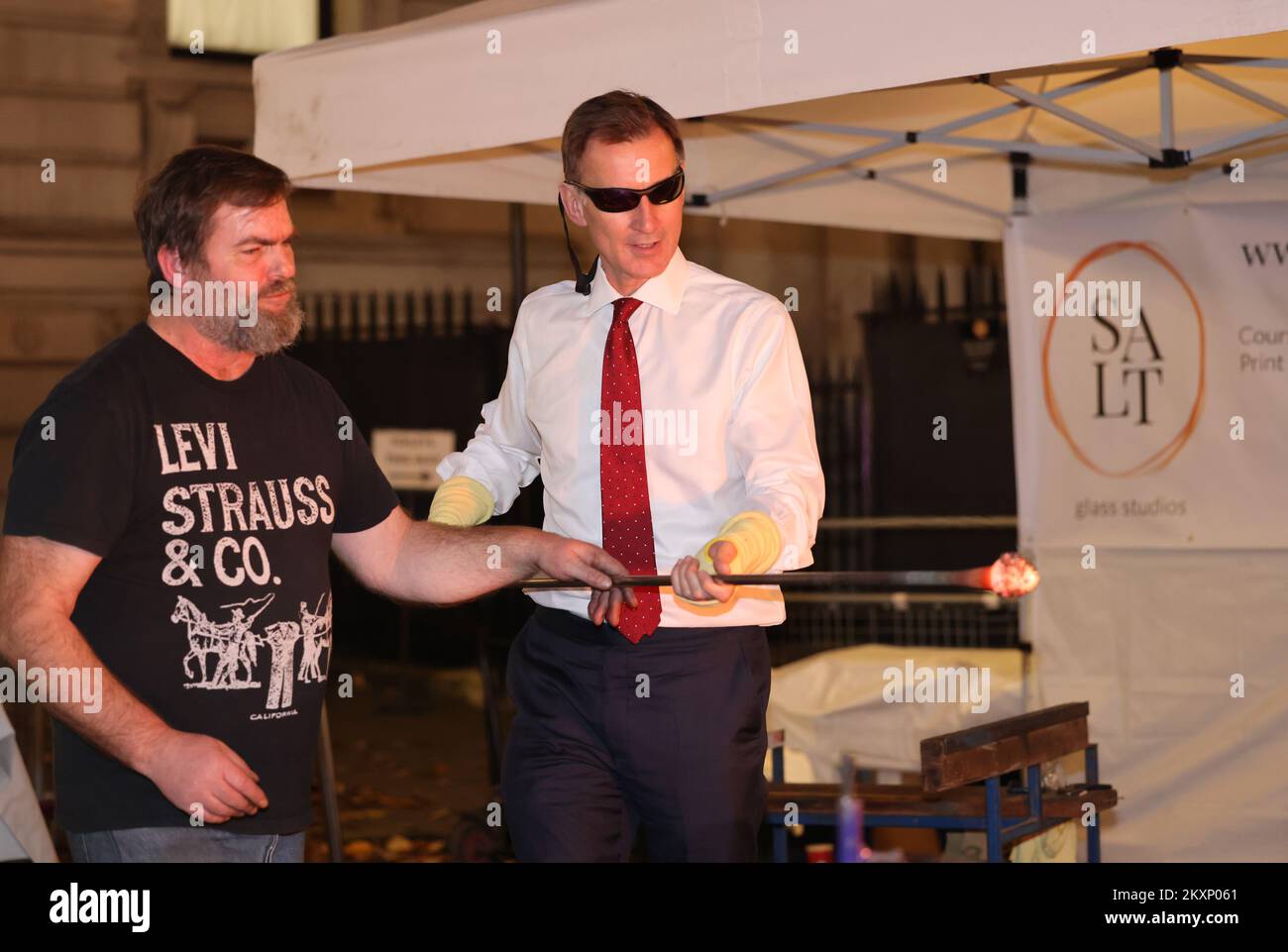 Jeremy Hunt, Cancelliere dello scacchiere, esce dal no 11, per chattare con gli stallholder al Downing Street Festive Showcase, Londra, Regno Unito Foto Stock