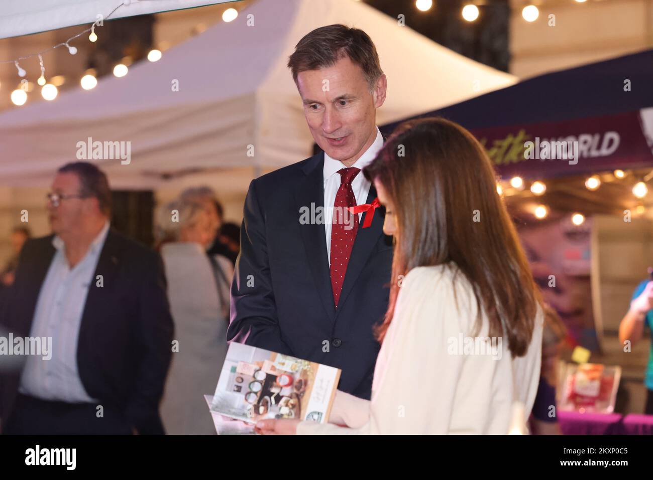 Jeremy Hunt, Cancelliere dello scacchiere, esce dal no 11, per chattare con gli stallholder al Downing Street Festive Showcase, Londra, Regno Unito Foto Stock