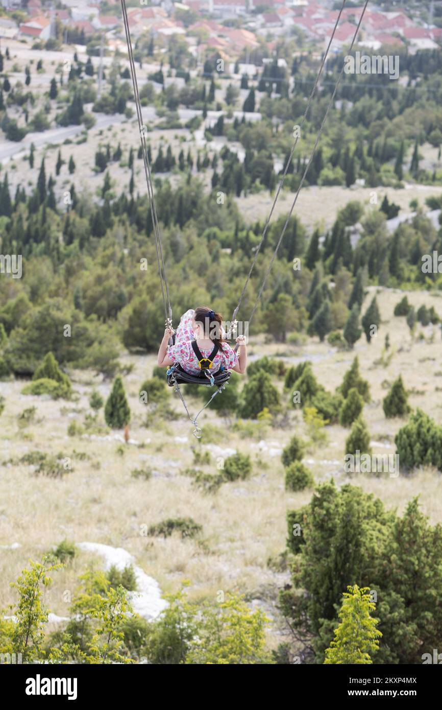 Una nuova attrazione del parco avventura Fortica, che riunisce ogni giorno sempre più turisti nazionali e stranieri, è stata recentemente un'oscillazione fatta sopra Mostar. L'altalena si trova a 15 metri dal suolo e quella lunga 10 metri è la più grande altalena della Bosnia-Erzegovina. E 'destinato agli adulti ed è situato sotto un belvedere di vetro con una vista di Mostar, che rende l'oscillazione ancora più interessante., a Mostar, Bosnia-Erzegovina, il 20 giugno 2021. Foto: Denis Kapetanovic/PIXSELL Foto Stock