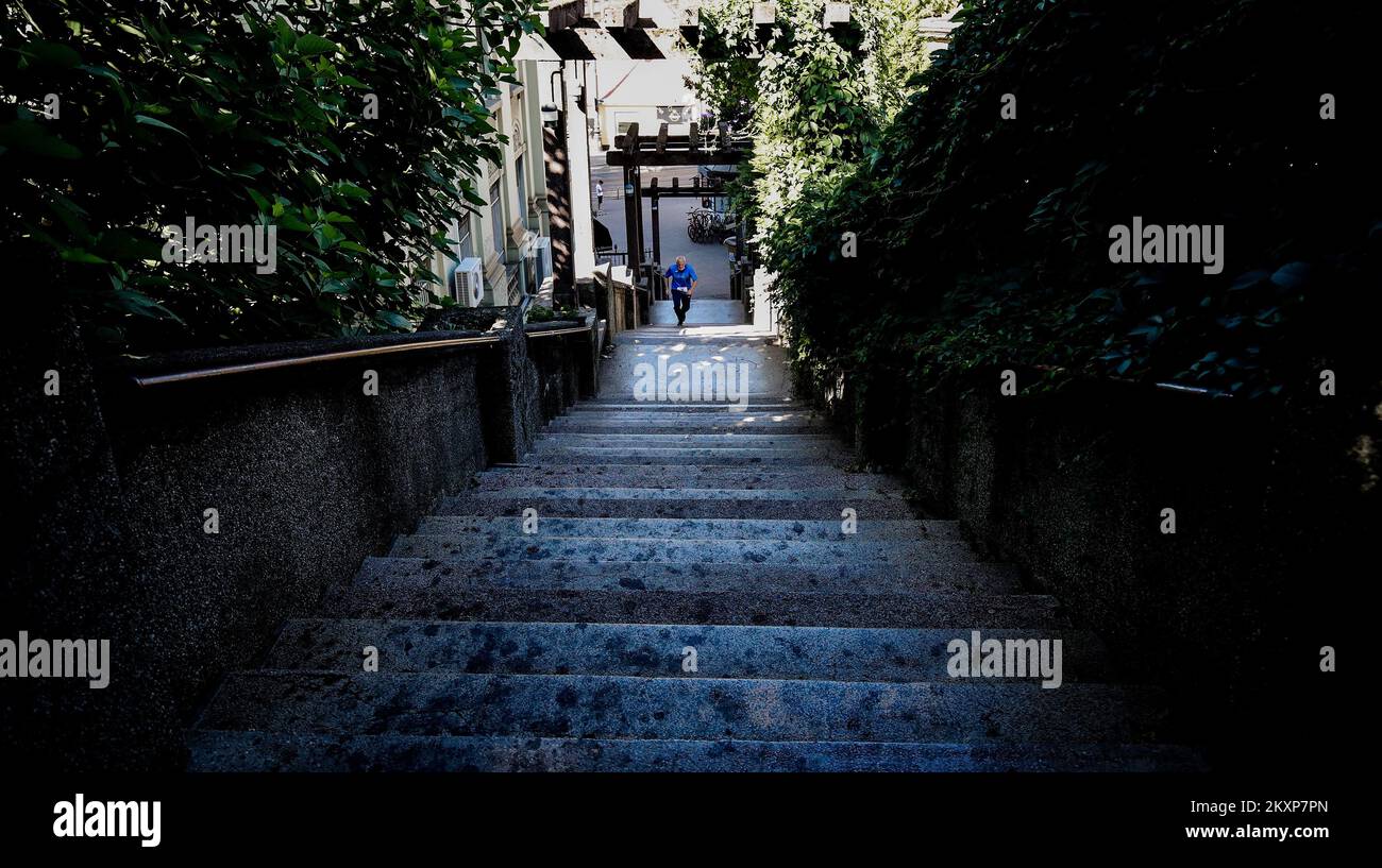 Organizzata dall'Associazione sportiva degli studenti di Medicina SportMEF, la 14th Road Race '162 Stairs' si è tenuta a Zagabria, in Croazia, il 26 giugno 2021. Si tratta di una corsa lunga 4200 metri che collega due istituzioni sanitarie di base: La Facoltà di Medicina e la Scuola di Sanità pubblica 'Andrija Stampar', e la pista comprende anche le scale di Schlosser, più precisamente 162 di loro, dopo le quali la corsa è stata chiamata. Foto: Sanjin Strukic/PIXSELL Foto Stock