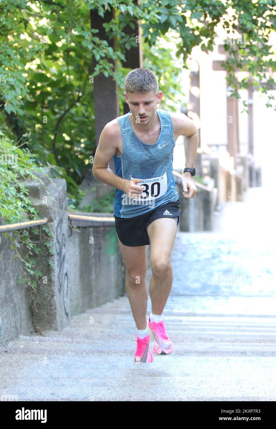 BLAZ Car Pavlic è il vincitore della 14th Road Race '162 Stairs' a Zagabria, Croazia, il 26 giugno 2021. Si tratta di una corsa lunga 4200 metri che collega due istituzioni sanitarie di base: La Facoltà di Medicina e la Scuola di Sanità pubblica 'Andrija Stampar', e la pista comprende anche le scale di Schlosser, più precisamente 162 di loro, dopo le quali la corsa è stata chiamata. Foto: Sanjin Strukic/PIXSELL Foto Stock