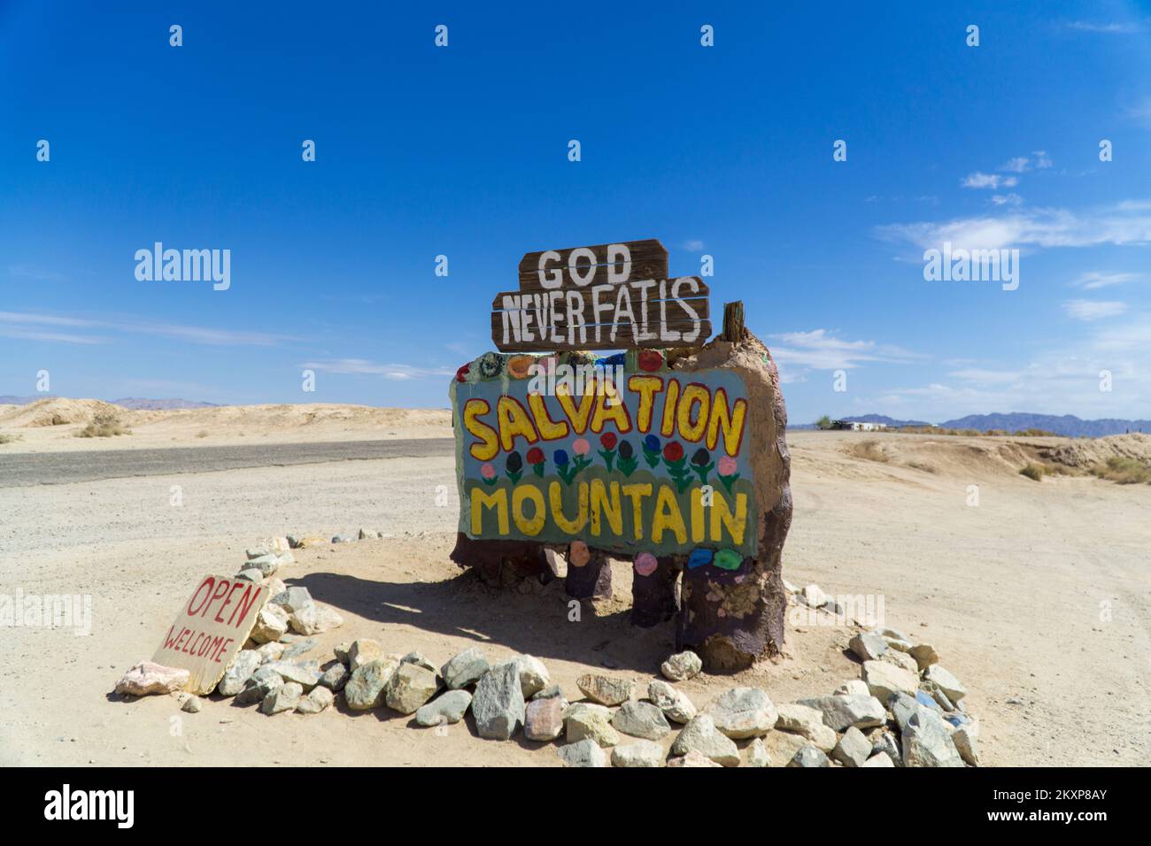 Segno di entrata di montagna di salvezza - Slab City, CA Foto Stock