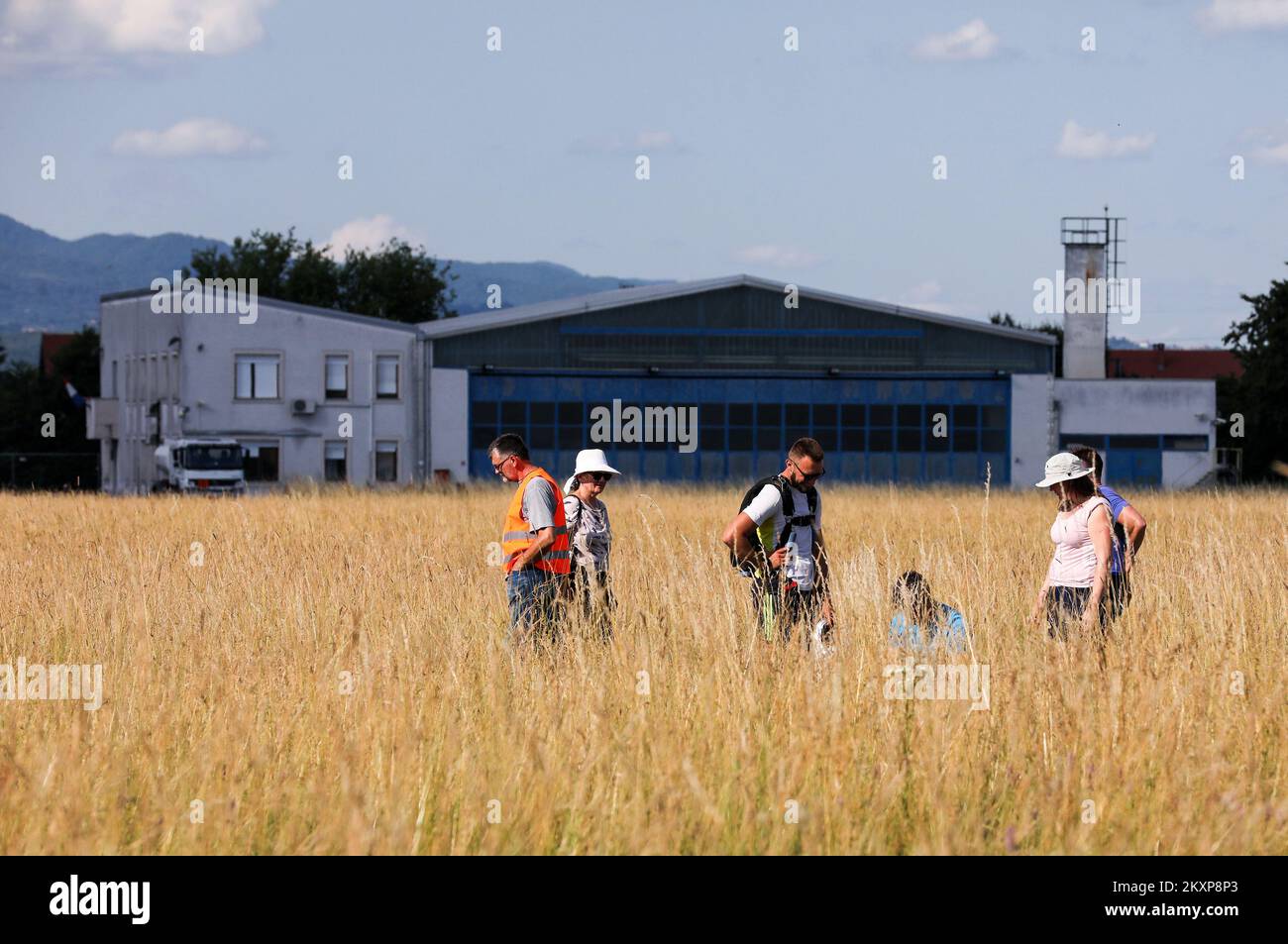 Emir Ekic ha stabilito il record croato nel numero di salti di paracadute in un giorno a Zagabria, Croazia, il 26 giugno 2021. Emir ha registrato un nuovo record croato completando 60 salti di paracadutismo per 11 ore e 26 minuti Emir Ekic è uno dei migliori e più esperti paracadutisti croati, E in occasione del suo 60th° compleanno quest'anno, ha voluto registrare un record croato nel numero di salti in un giorno come il picco della sua carriera di paracadutismo. Foto: Emica Elvedji/PIXSELL Foto Stock