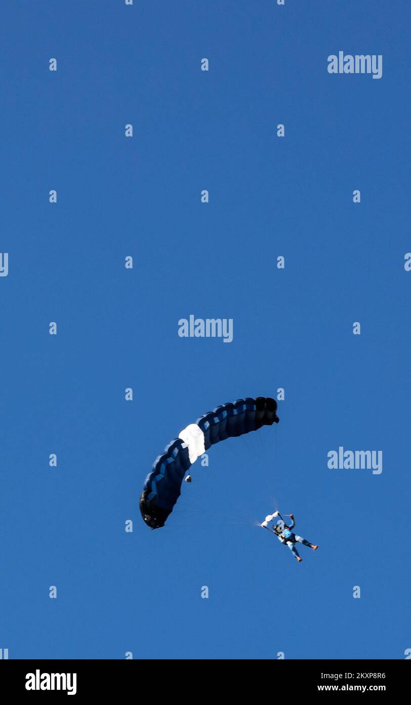 Emir Ekic ha stabilito il record croato nel numero di salti di paracadute in un giorno a Zagabria, Croazia, il 26 giugno 2021. Emir ha registrato un nuovo record croato completando 60 salti di paracadutismo per 11 ore e 26 minuti Emir Ekic è uno dei migliori e più esperti paracadutisti croati, E in occasione del suo 60th° compleanno quest'anno, ha voluto registrare un record croato nel numero di salti in un giorno come il picco della sua carriera di paracadutismo. Foto: Emica Elvedji/PIXSELL Foto Stock