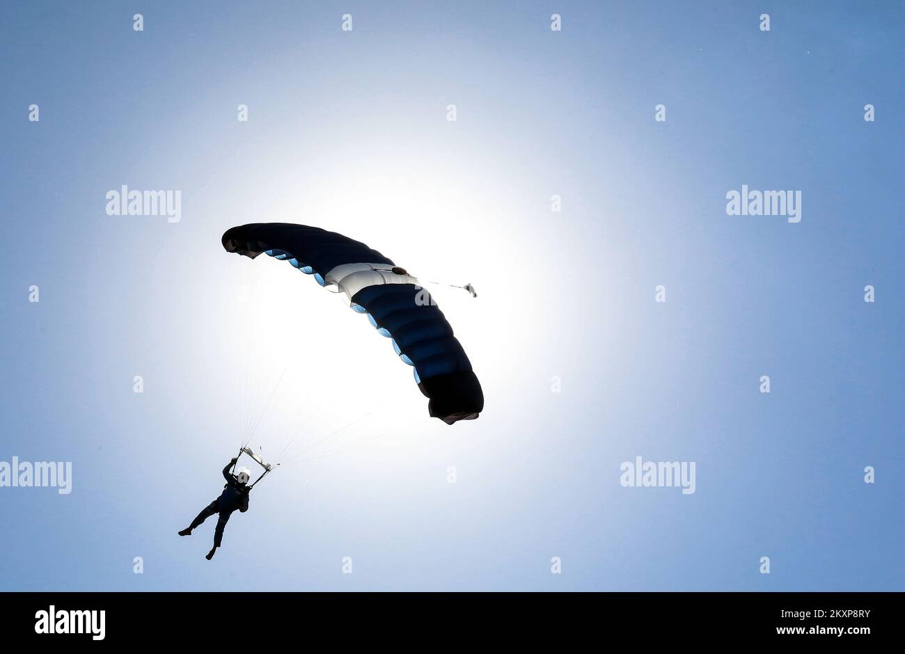 Emir Ekic ha stabilito il record croato nel numero di salti di paracadute in un giorno a Zagabria, Croazia, il 26 giugno 2021. Emir ha registrato un nuovo record croato completando 60 salti di paracadutismo per 11 ore e 26 minuti Emir Ekic è uno dei migliori e più esperti paracadutisti croati, E in occasione del suo 60th° compleanno quest'anno, ha voluto registrare un record croato nel numero di salti in un giorno come il picco della sua carriera di paracadutismo. Foto: Emica Elvedji/PIXSELL Foto Stock