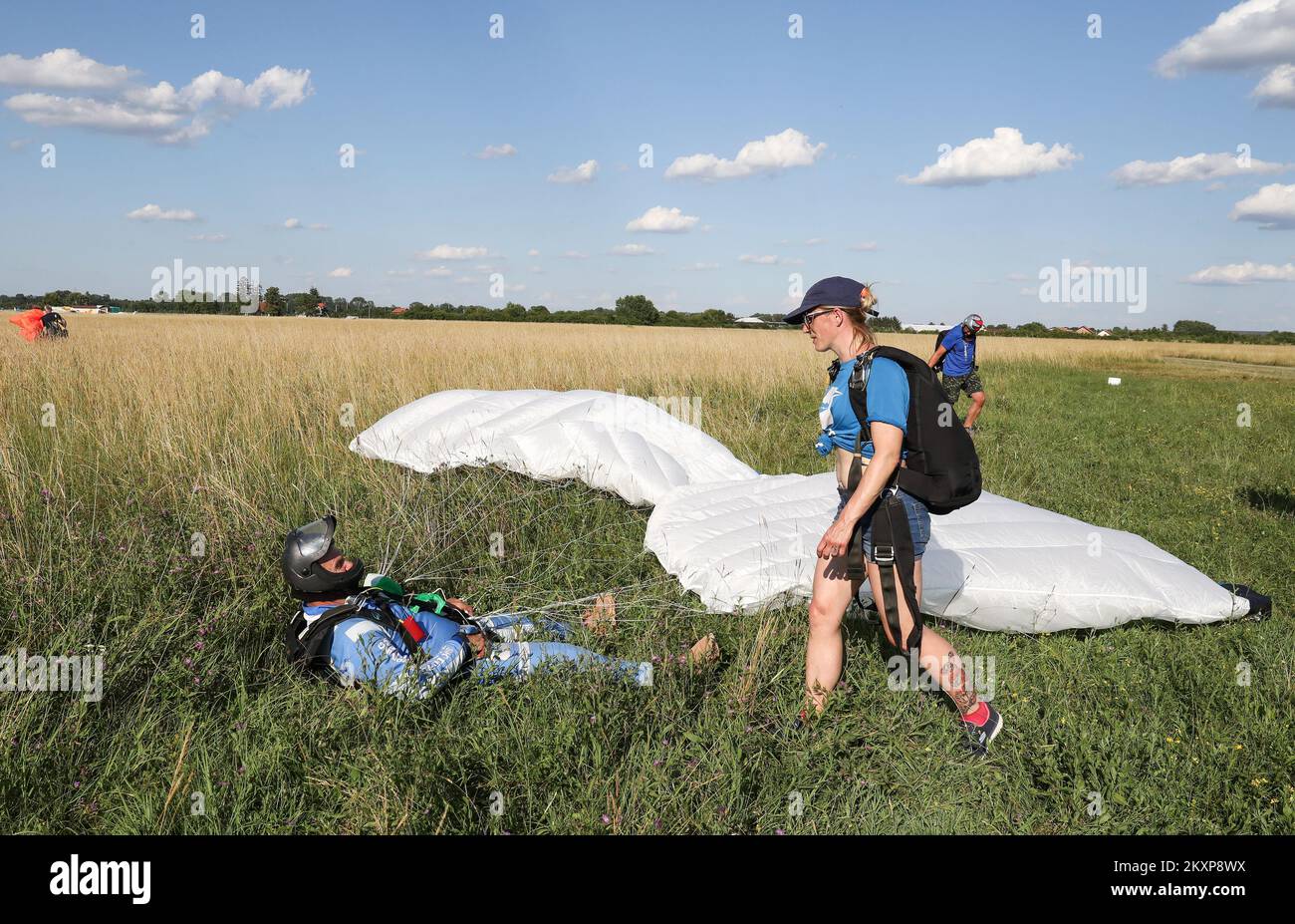 Emir Ekic ha stabilito il record croato nel numero di salti di paracadute in un giorno a Zagabria, Croazia, il 26 giugno 2021. Emir ha registrato un nuovo record croato completando 60 salti di paracadutismo per 11 ore e 26 minuti Emir Ekic è uno dei migliori e più esperti paracadutisti croati, E in occasione del suo 60th° compleanno quest'anno, ha voluto registrare un record croato nel numero di salti in un giorno come il picco della sua carriera di paracadutismo. Foto: Emica Elvedji/PIXSELL Foto Stock