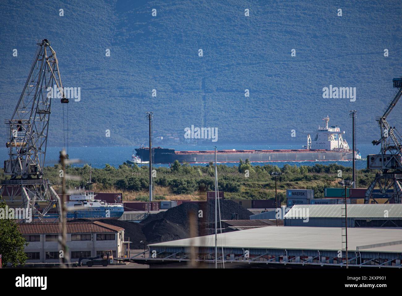 Trasporto alla rinfusa Leviathan è arrivato nel porto di Ploce, a Ploce, Croazia, il 26 giugno 2021., Leviathan è un trasporto alla rinfusa che è stato costruito nel 2014 (7 anni fa) e sta navigando sotto la bandiera di Marshall è. La capacità di carico di itâ è di 182421 t DWT e il suo attuale progetto è di 17,3 metri. La sua lunghezza complessiva (LOA) è di 292 metri e la sua larghezza è di 45 metri. E 'il più grande portarinfuse che ha mai navigato nel porto di Ploce Foto: Grgo Jelavic/PIXSELL Foto Stock