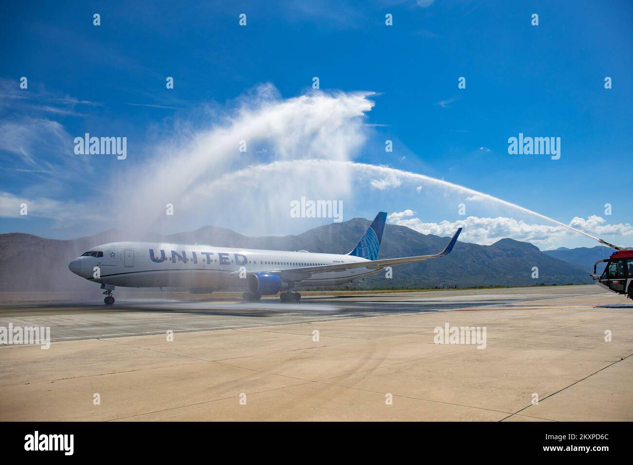 Da oggi Dubrovnik è nuovamente collegata con gli Stati Uniti da una compagnia aerea diretta di United Airlines. Durante l'atterraggio del primo aeromobile con circa 200 passeggeri provenienti dagli Stati Uniti, l'aeromobile è stato dato un tradizionale volo di inaugurazione, e l'aeromobile è, come sembra in occasioni simili, tradizionalmente 'bagnato' in manichette da fuoco., a Dubrovnik, Croazia, il 02 luglio 2021. Foto: Grgo Jelavic/PIXSELL Foto Stock