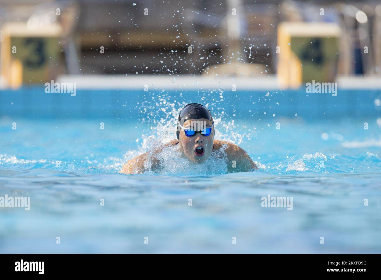 Il quindicenne nuotatore Lana Pudar, che è riuscito a nuotare la norma per i Giochi Olimpici, si allena prima delle Olimpiadi presso la City Pool di Mostar, Bosnia-Erzegovina, il 2 luglio 2021. Foto: Denis Kapetanovic/PIXSELL Foto Stock