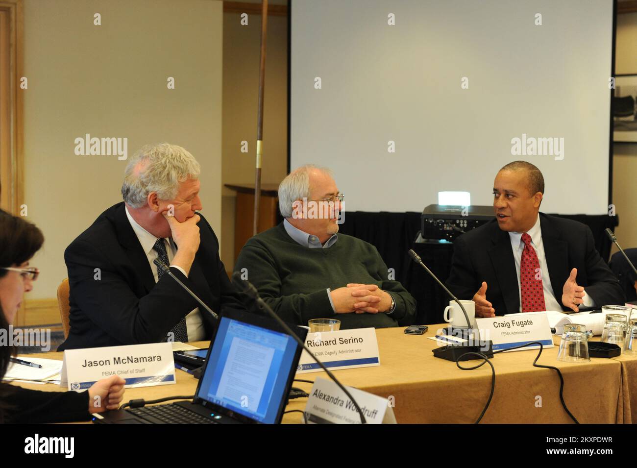 Pianificazione e sicurezza delle emergenze - San Francisco, California , 16 febbraio 2012 Craig Fugate, amministratore della FEMA, e Richard Serino, Vice amministratore FEMA, incontrare i membri del Consiglio consultivo nazionale, tra cui James Featherstone (presidente). Il Consiglio consultivo nazionale incorpora i governi statali, locali e tribali e i settori privati input nello sviluppo e nella revisione dell'obiettivo nazionale di preparazione, il sistema nazionale di preparazione, il sistema nazionale di gestione degli incidenti, il piano nazionale di risposta e altri piani e strategie correlati... Fotografie relative alle catastrofi e all'Emer Foto Stock