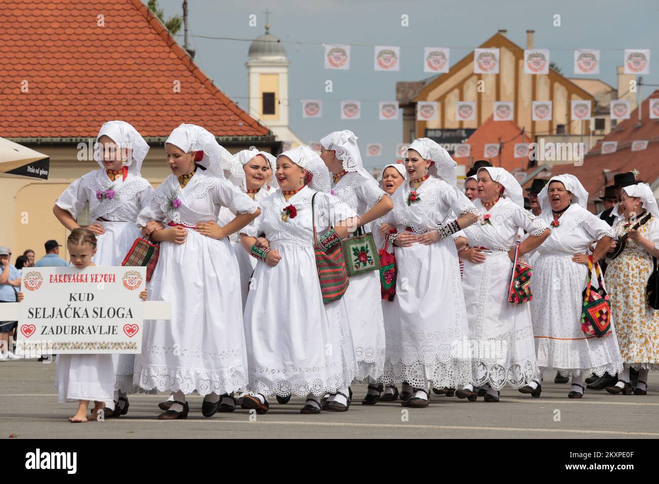 La gente partecipa al festival di Dakovacki vozovi (Dakovo Embroidery) in piazza Strossmayer a Djakovo, Croazia il 04. Luglio. Dakovacki vezovi è stata fondata nel 1967, in occasione dell'anno internazionale del turismo. E' considerato uno dei maggiori eventi culturali di tutta la Slavonia. Foto: Dubravka Petric/PIXSELL Foto Stock