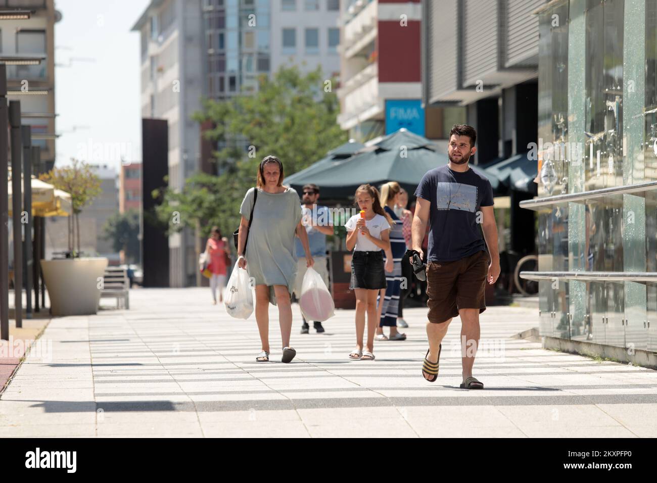 Le persone possono essere viste sulle strade scintillanti della città di Osijek. L'Istituto Meteorologico dello Stato croato ha messo in guardia dal pericolo di un picco dell'onda di calore con temperature superiori a 40 gradi Celsius., a Osijek, Croazia, il 08 luglio 2021. Foto: Dubravka Petric/PIXSELL Foto Stock