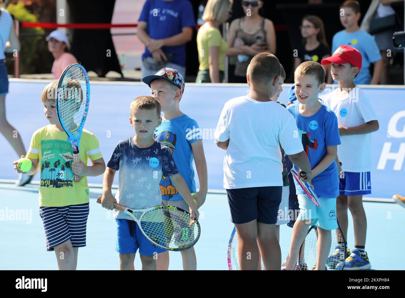 I bambini giocano a tennis durante il Kid's Day of the Gem Set Croatia a Petrinja, Croazia, il 12 luglio 2021. GEM Set Croazia è un'azione umanitaria della Fondazione Marin Cilic per raccogliere fondi per nuove strutture sportive per la Scuola elementare Dragutin Tadijanovic, che, insieme al resto della città, è stata gravemente colpita dai terremoti nel dicembre 2020. Foto: Emica Elvedji/PIXSELL Foto Stock