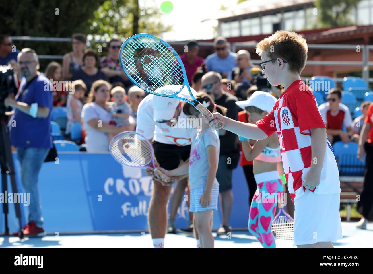 I bambini giocano a tennis durante il Kid's Day of the Gem Set Croatia a Petrinja, Croazia, il 12 luglio 2021. GEM Set Croazia è un'azione umanitaria della Fondazione Marin Cilic per raccogliere fondi per nuove strutture sportive per la Scuola elementare Dragutin Tadijanovic, che, insieme al resto della città, è stata gravemente colpita dai terremoti nel dicembre 2020. Foto: Emica Elvedji/PIXSELL Foto Stock
