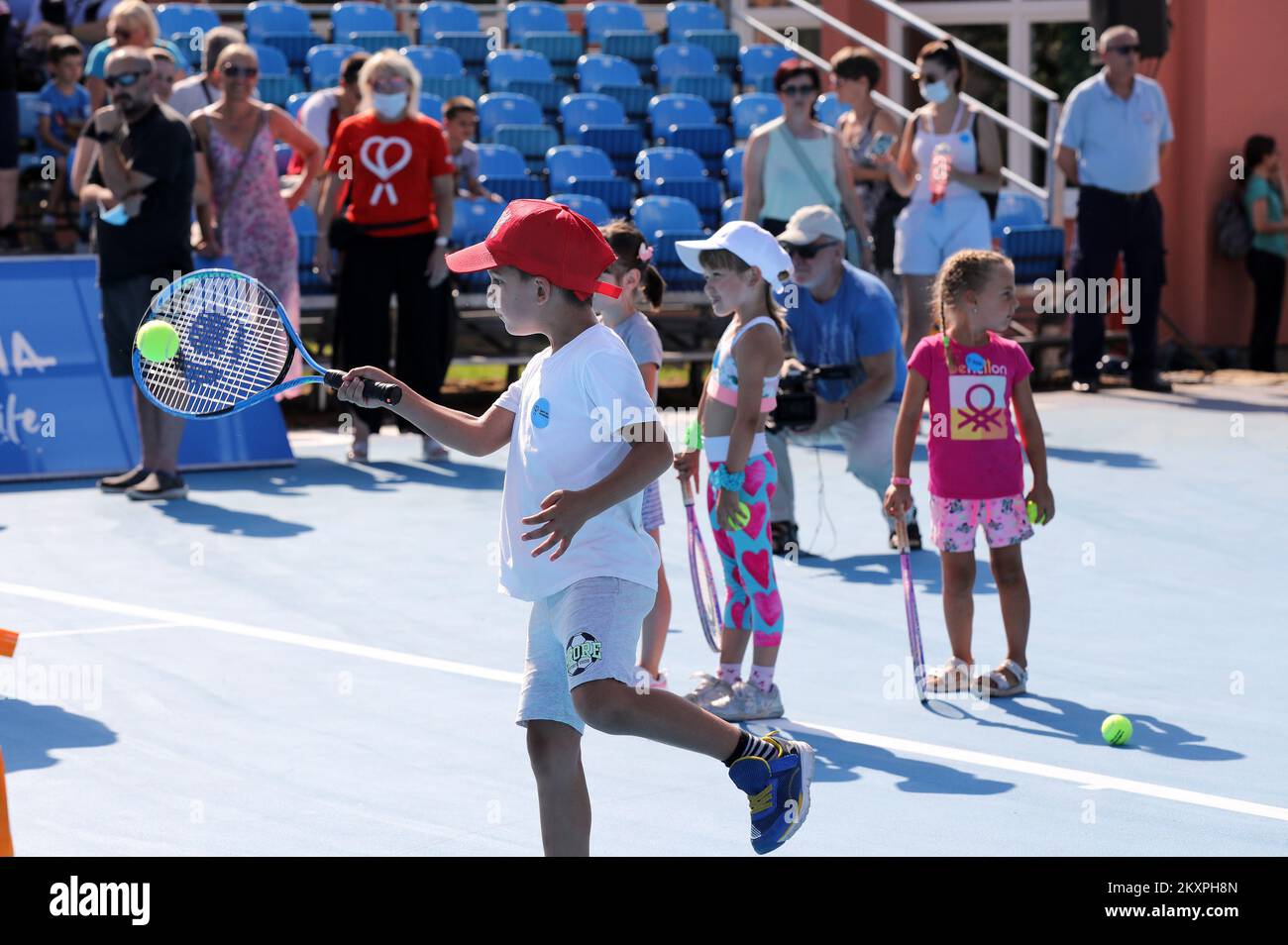 I bambini giocano a tennis durante il Kid's Day of the Gem Set Croatia a Petrinja, Croazia, il 12 luglio 2021. GEM Set Croazia è un'azione umanitaria della Fondazione Marin Cilic per raccogliere fondi per nuove strutture sportive per la Scuola elementare Dragutin Tadijanovic, che, insieme al resto della città, è stata gravemente colpita dai terremoti nel dicembre 2020. Foto: Emica Elvedji/PIXSELL Foto Stock