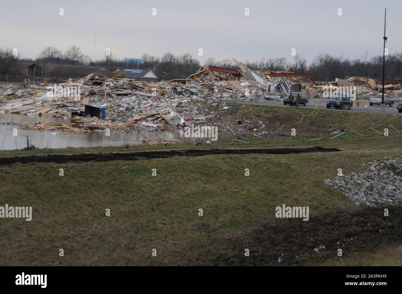 Saline County Strip Mall distrutto da Tornado mortale... Fotografie relative a disastri e programmi, attività e funzionari di gestione delle emergenze Foto Stock