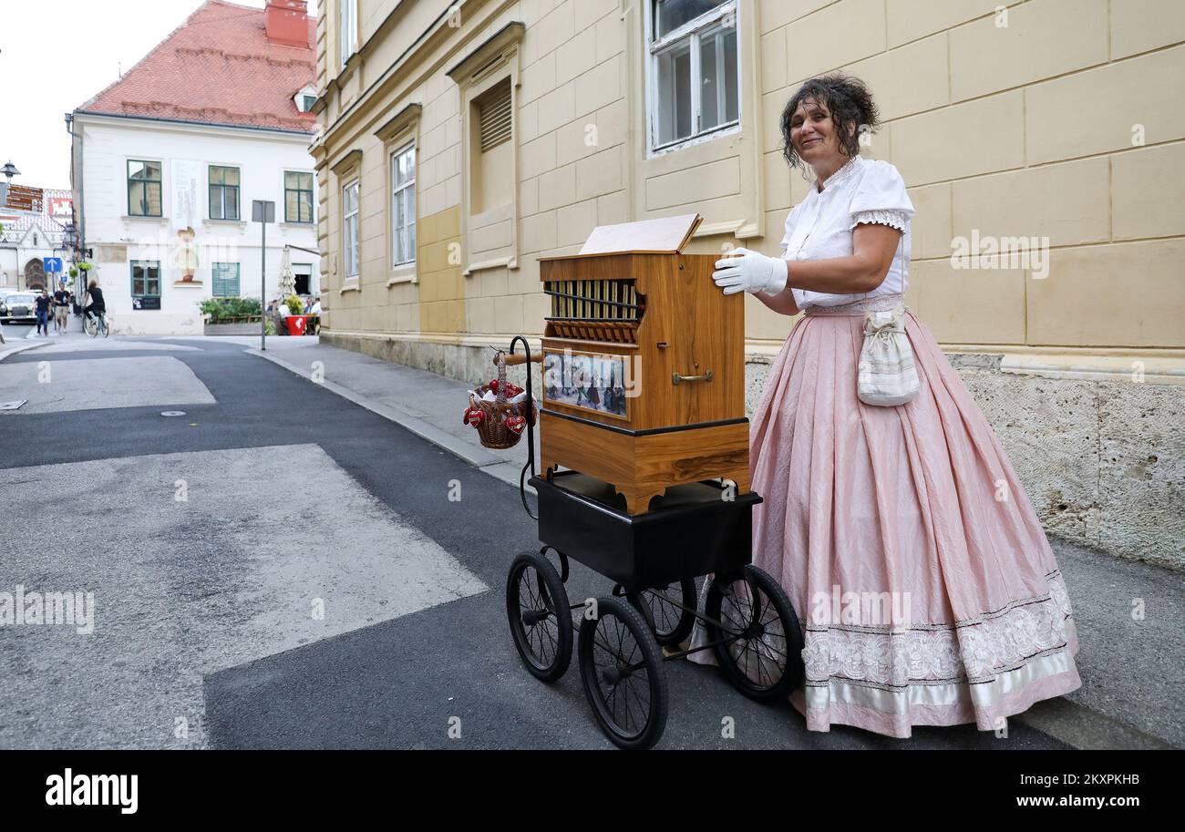 Una signora intrattiene i turisti con un box di musica vecchio stile a Zagabria il 17 luglio 2021. Foto: Emica Elvedji/PIXSELL Foto Stock