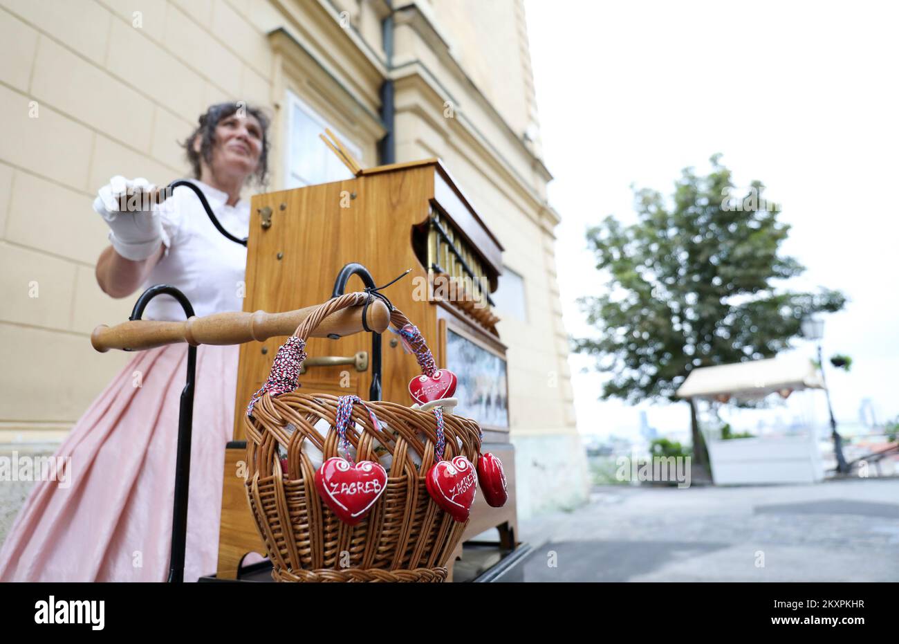 Una signora intrattiene i turisti con un box di musica vecchio stile a Zagabria il 17 luglio 2021. Foto: Emica Elvedji/PIXSELL Foto Stock