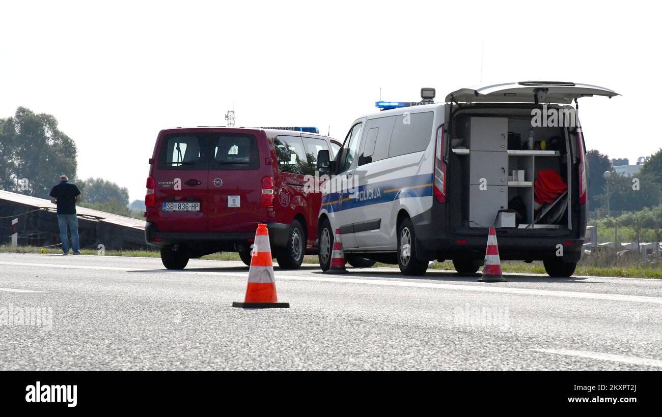 Vista del sito di un grave incidente stradale sull'autostrada. Questa mattina alle 6,20 circa sulla strada nei pressi di Slavonski Brod, vicino ai caselli a pedaggio sulla corsia sud, un autobus con le indicazioni del Kosovo sbarcato fuori dalla strada, e le ultime cifre sono dieci morti. 45 persone hanno chiesto assistenza medica dopo un grave incidente sulla strada statale vicino a Slavonski Brod, otto delle quali sono state gravemente ferite., a Slavonski Brod, Croazia, il 25 luglio 2021. Foto: Ivica Galovic/PIXSELL Foto Stock