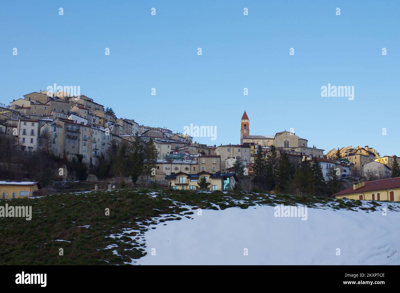 Rivisondoli (AQ) - Vista sul caratteristico borgo innevato di montagna - Abruzzo - Italia Foto Stock