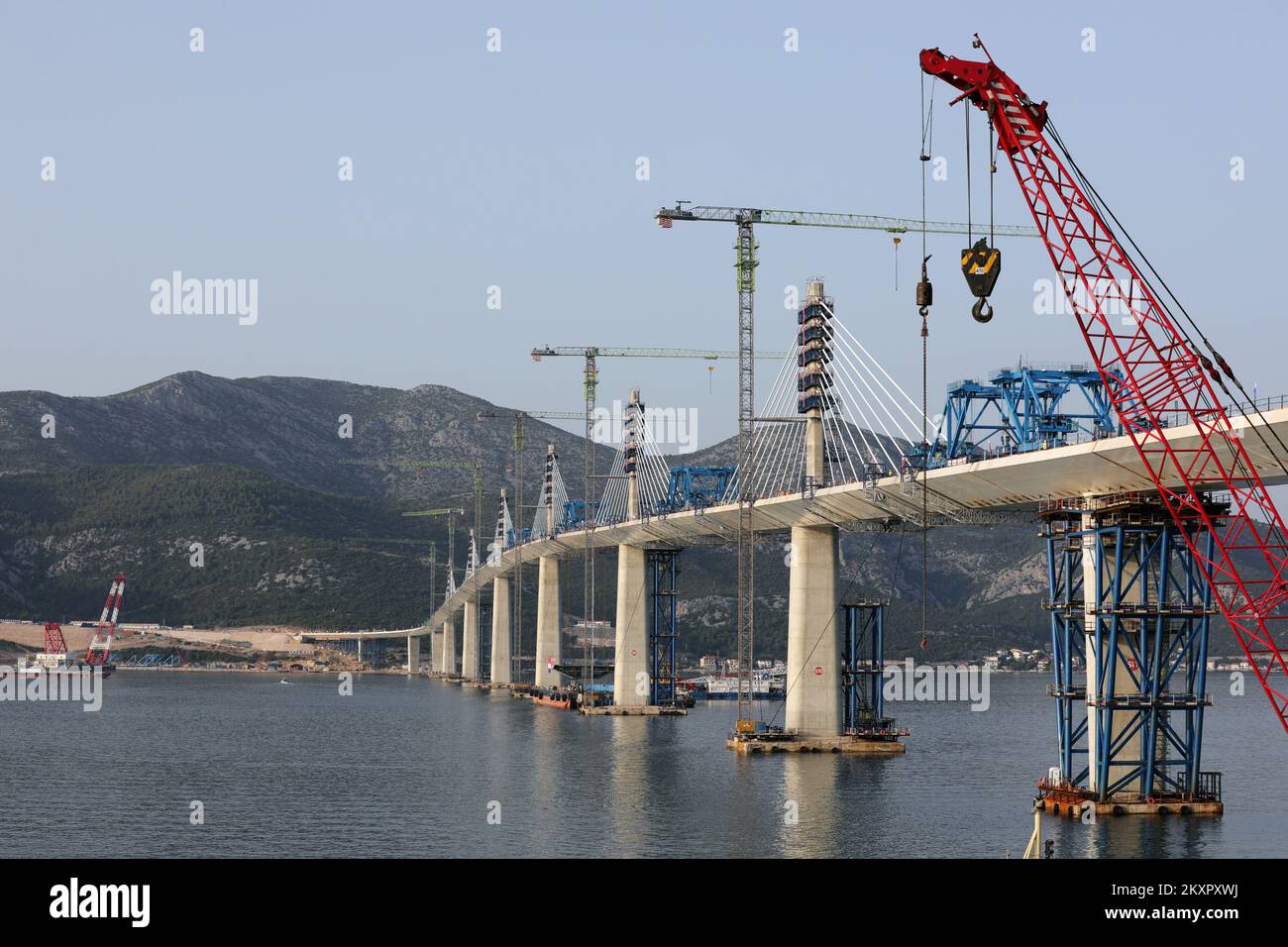 Con l'installazione dell'ultimo segmento di 165th mm della campata d'acciaio del ponte Peljesac mercoledì sera, il ponte sarà finalmente Unito da Komarna a Brijesta e fornirà un collegamento stradale atteso da lungo tempo tra la parte più meridionale della Croazia e il resto del paese, un progetto che non è stato né facile né privo di ostacoli. I lavori sul ponte di 2,4 km, che collega Croatiaâ la penisola di Peljesac con la terraferma, per aggirare un breve tratto della costa bosniaca nella città di Neum, sono iniziati tre anni fa. Il progetto ha un valore di â‚¬550 milioni di euro. Il ponte è stato costruito da Chine Foto Stock