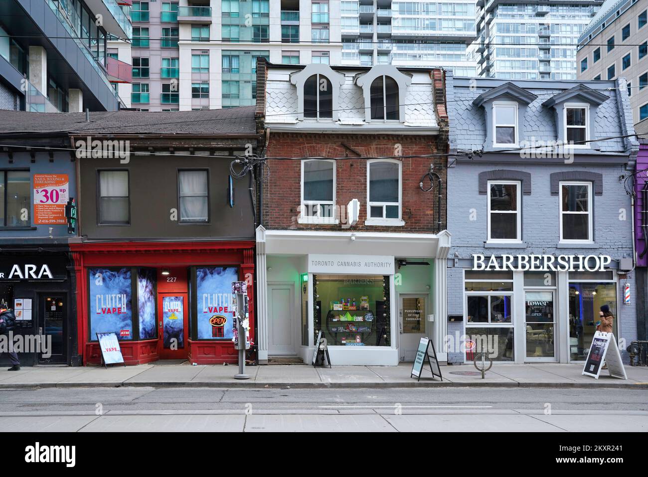 Toronto, Canada - negozi colorati e ristoranti sulla Queen Street West, un quartiere alla moda, in edifici originali del 19th ° secolo Foto Stock