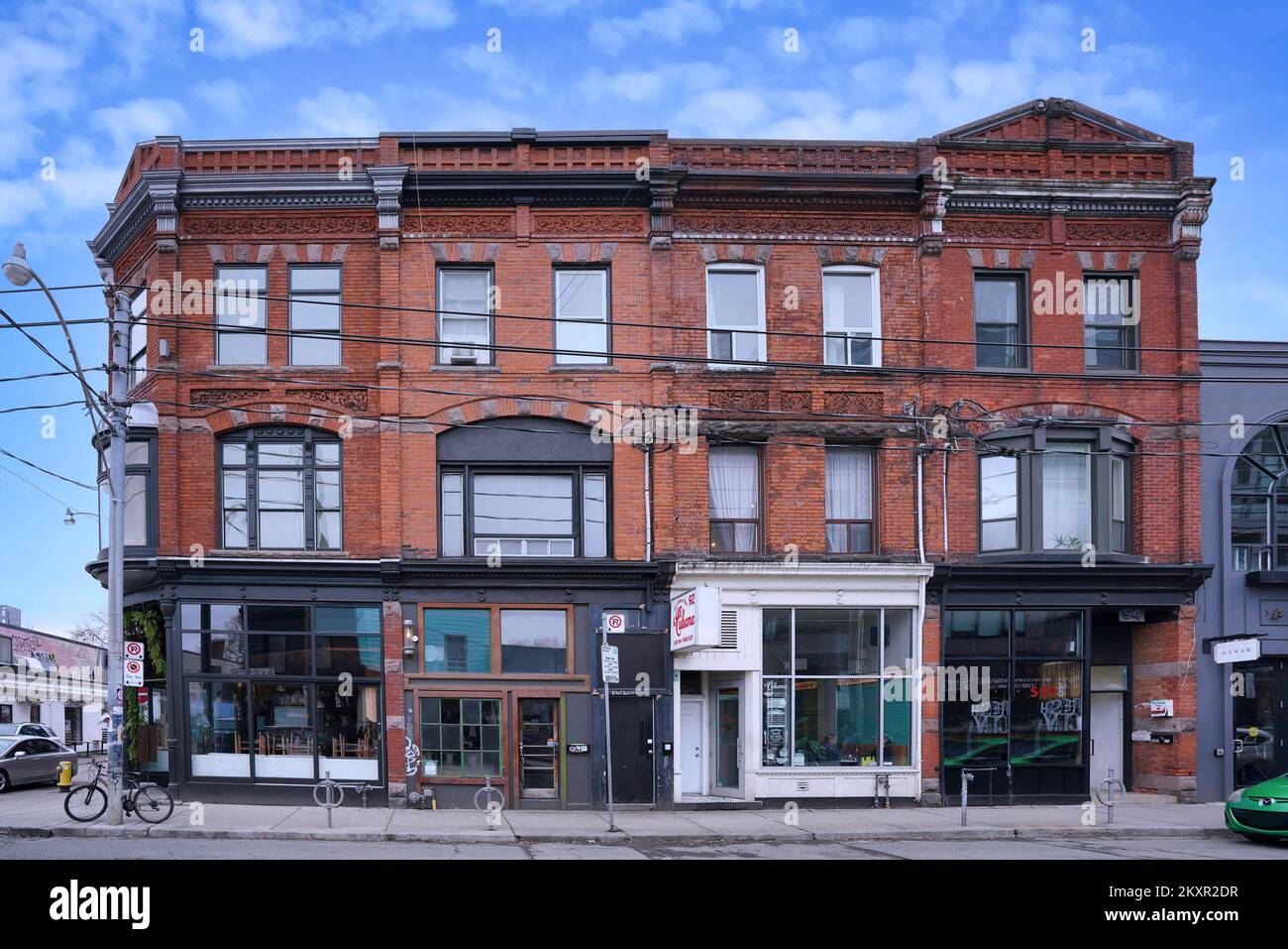 Toronto, Canada - negozi colorati e ristoranti su Ossington Avenue, un quartiere alla moda, in edifici originali del 19th ° secolo Foto Stock