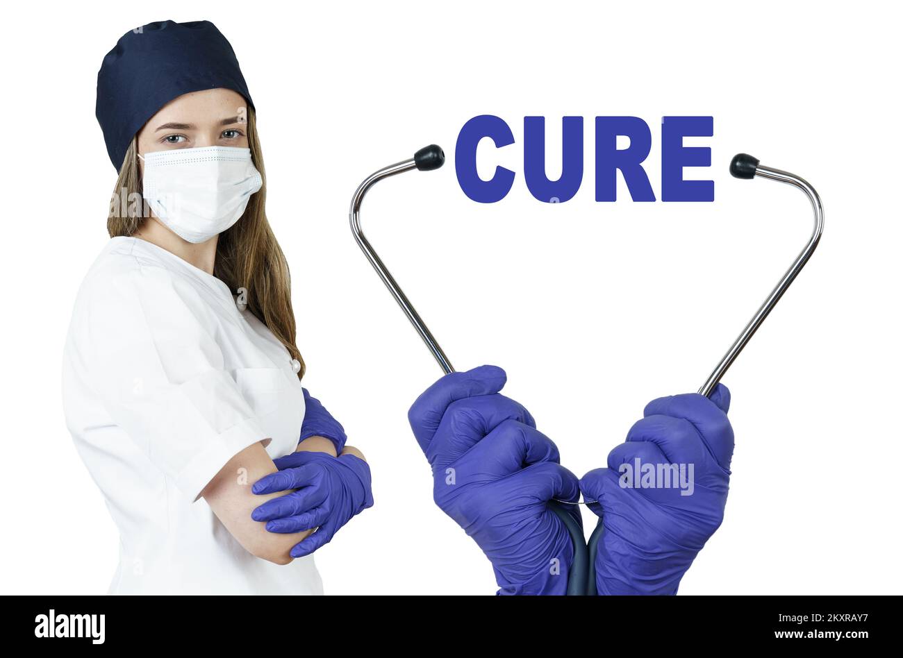 Concetto di sanità e medicina. Il medico sta tenendo uno stetoscopio, al centro c'è un testo - CURA Foto Stock