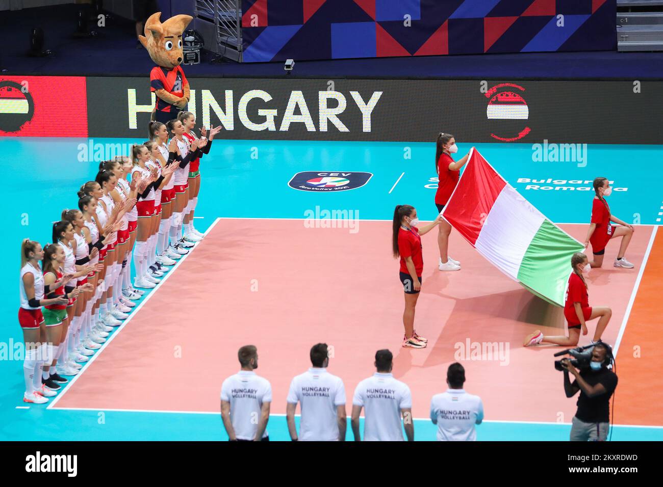 ZADAR, CROAZIA - 20 AGOSTO: Giocatori di pallavolo ungheresi durante l'esecuzione dell'inno prima della partita CEV EuroVolley 2021 Pool C tra Ungheria e Slovacchia presso la Sala Cosica di Kresimir nel Visnjik Sports Center il 20 agosto 2021 a Zadar, Croazia. Foto: Luka Stanzl/PIXSELL Foto Stock