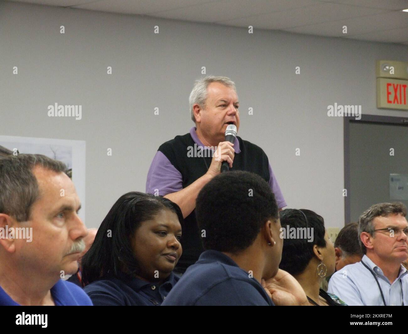 Tornado - Frankfort, Ky. , 17 aprile 2012 Roger Ingram, Relazioni della Comunità AEAO, che indaga circa la durata di tempo fra il processo di domanda e l'assunzione dei nuovi reserviss durante la riunione del municipio al Kentucky JFO. Cheryl Reyes/FEMA. Tempeste gravi del Kentucky, tornado, vento in linea retta e alluvioni. Fotografie relative a disastri e programmi, attività e funzionari di gestione delle emergenze Foto Stock