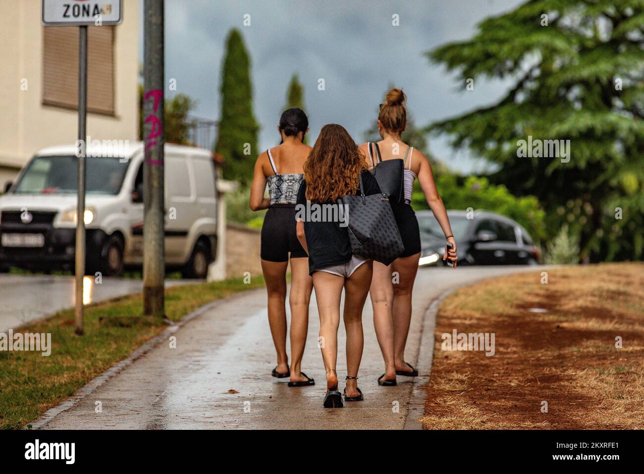 Forte pioggia e nuvole dopo pochi deboli di calore sopra la città di Pola, Croazia su 23. Agosto, 2021. Foto: Srecko Niketic/PIXSELL Foto Stock