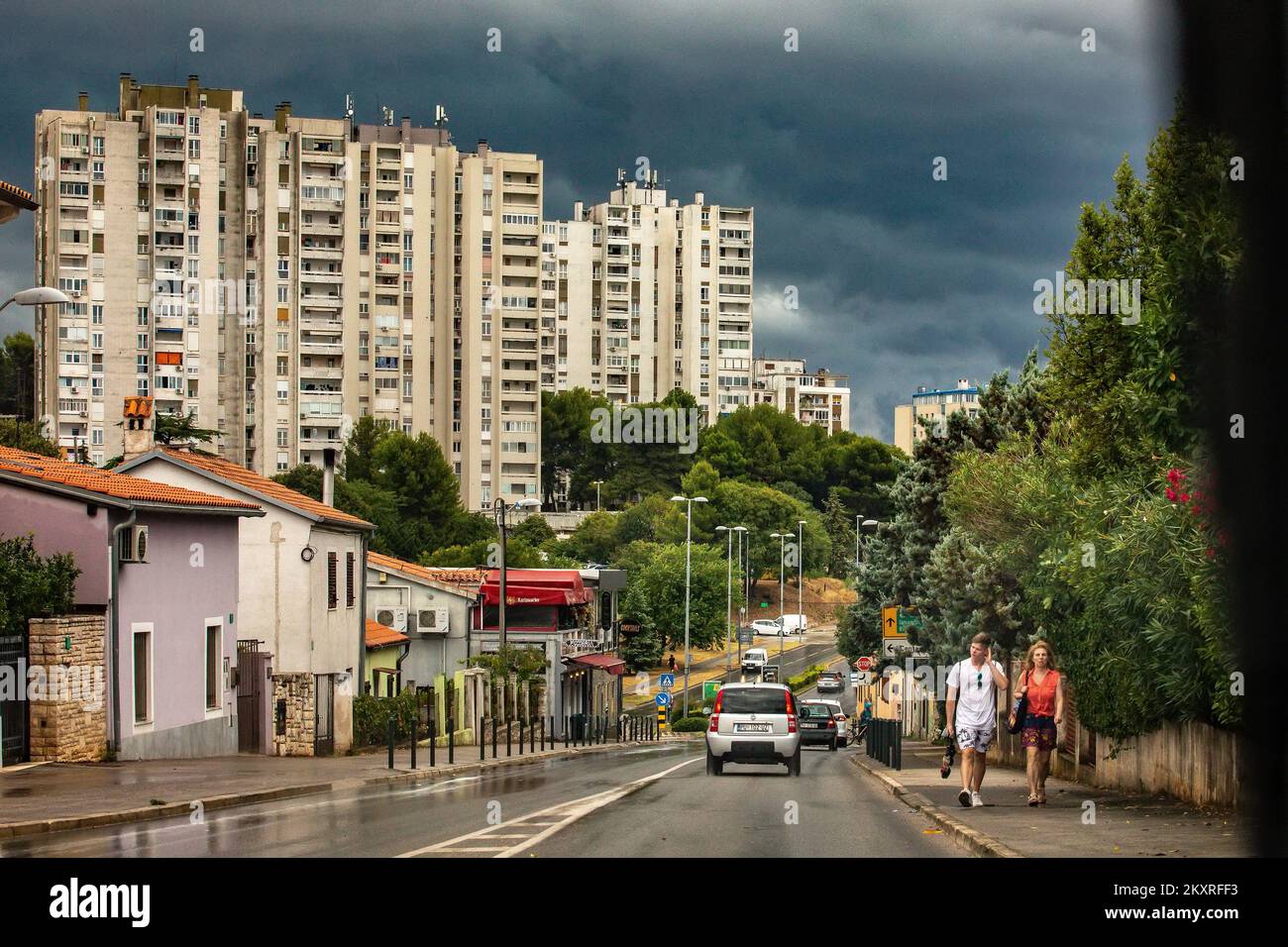 Forte pioggia e nuvole dopo pochi deboli di calore sopra la città di Pola, Croazia su 23. Agosto, 2021. Foto: Srecko Niketic/PIXSELL Foto Stock