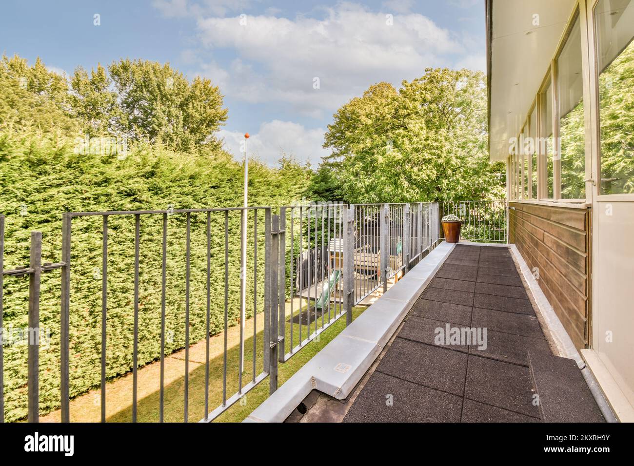 Vista panoramica delle case da una strada vuota marciapiede con alberi Foto Stock