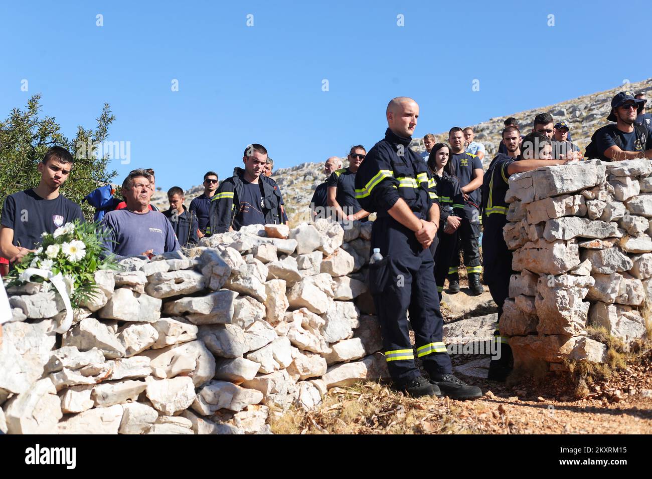 I vigili del fuoco e la famiglia segnano il 14th° anniversario della tragedia che si è abbattuta sull'isola di Kornat il 30 agosto 2021. Il 30 agosto 2007 è scoppiato un incendio sull'isola di Kornat, è stata inviata una squadra di 23 vigili del fuoco, 13 vigili del fuoco sono rimasti bloccati tra due colline senza acqua e sono stati circondati da un muro di fuoco. Sei sono stati uccisi sulla scena e sei più tardi per ustioni in ospedale. Phoot: Luka Stanzl/PIXSELL Foto Stock