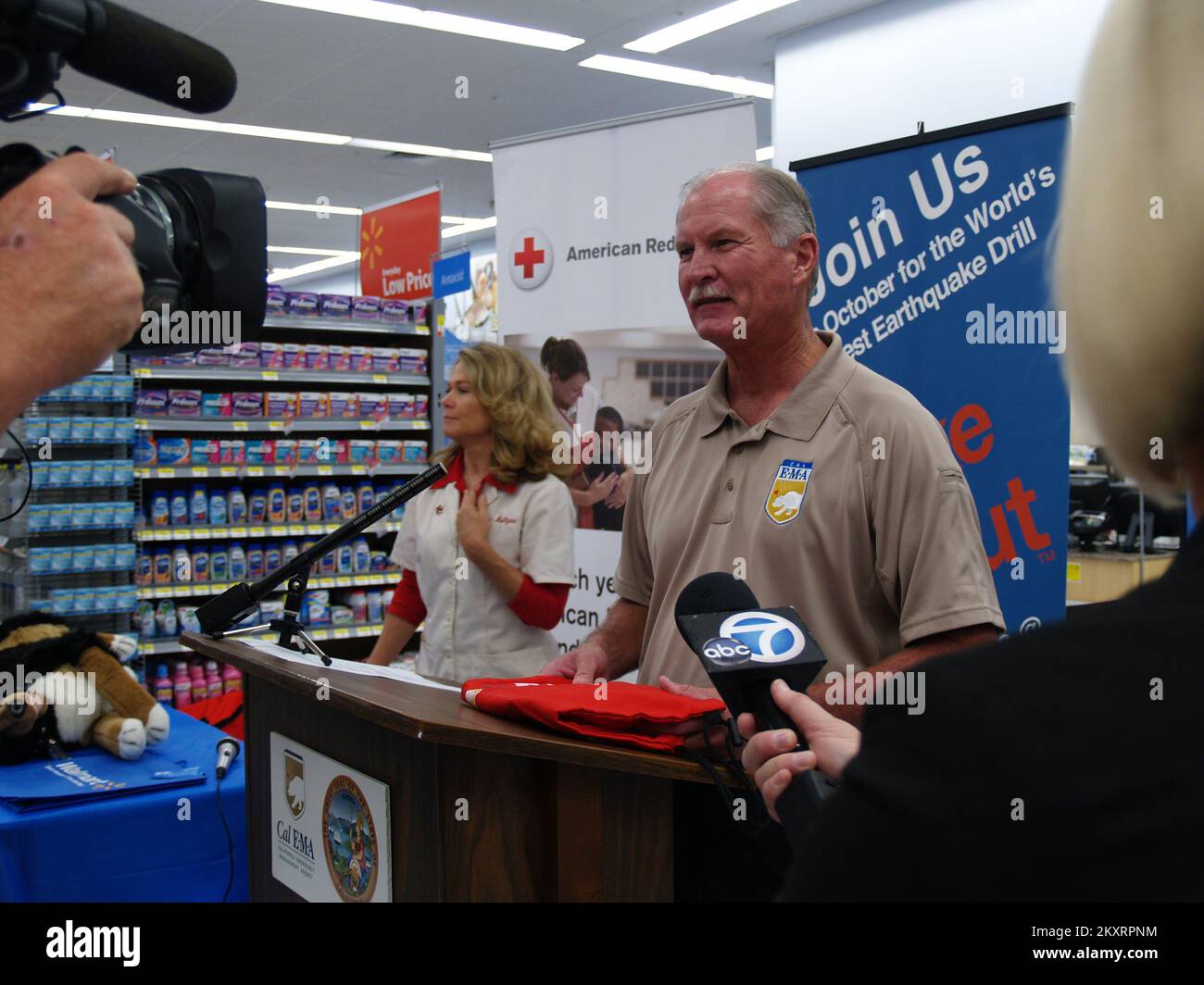 Torrance, California, 16 ottobre 2012 Pat Dennen, California Emergency Management Agency Interim Southern Region Administrator, parla con i media dopo la conferenza stampa. Fotografie relative a disastri e programmi, attività e funzionari di gestione delle emergenze Foto Stock Torrance, California, 16 ottobre 2012 Pat Dennen, California Emergency Management Agency Interim Southern Region Administrator, parla con i media dopo la conferenza stampa. Fotografie relative a disastri e programmi, attività e funzionari di gestione delle emergenze Foto Stock