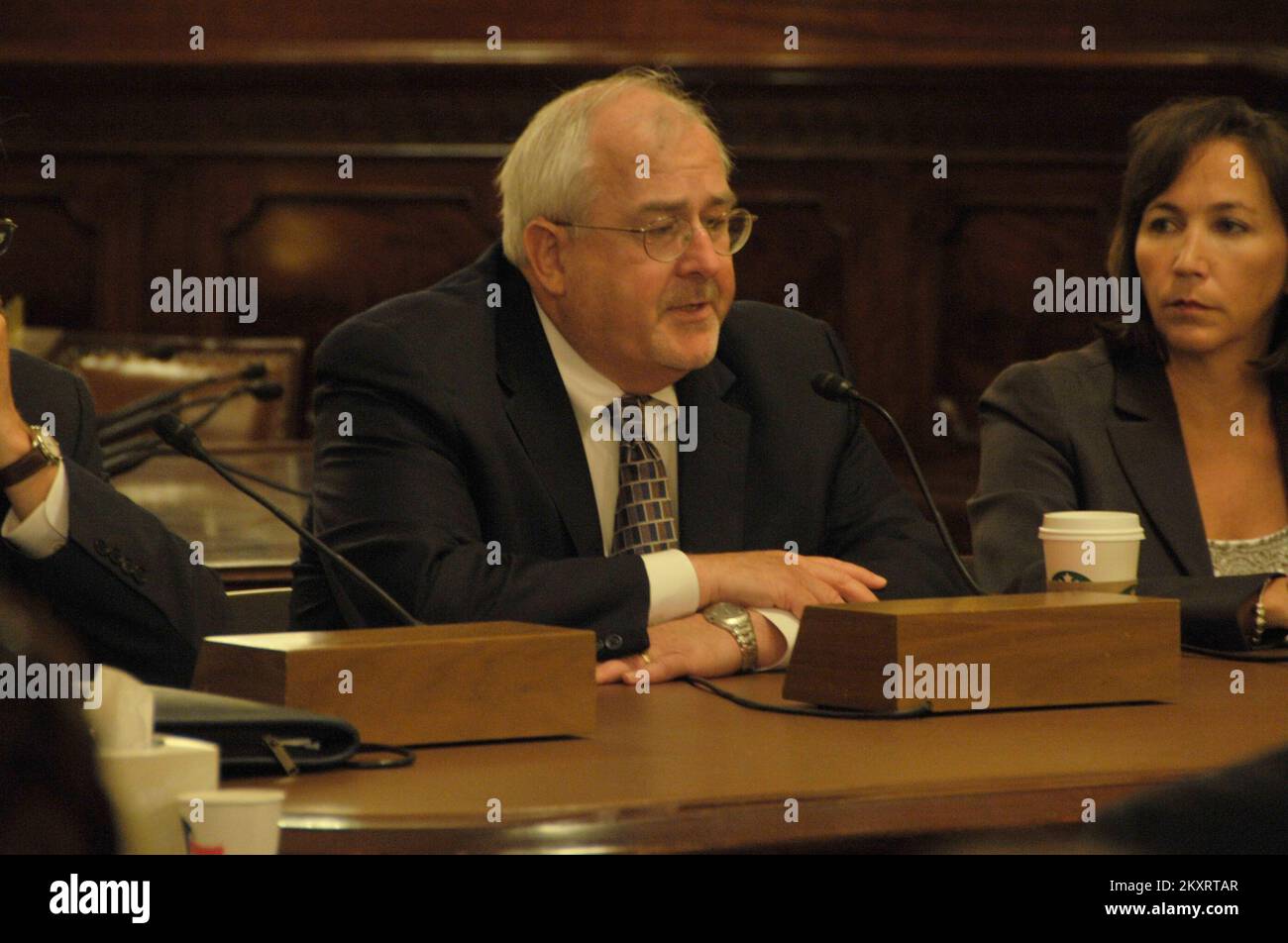 Washington, D. C., 5 giugno 2012 Craig Fugate, amministratore della FEMA, Parla con i membri del Congresso e del personale durante un briefing di preparazione per la stagione degli uragani. Fotografie relative a disastri e programmi, attività e funzionari di gestione delle emergenze Foto Stock