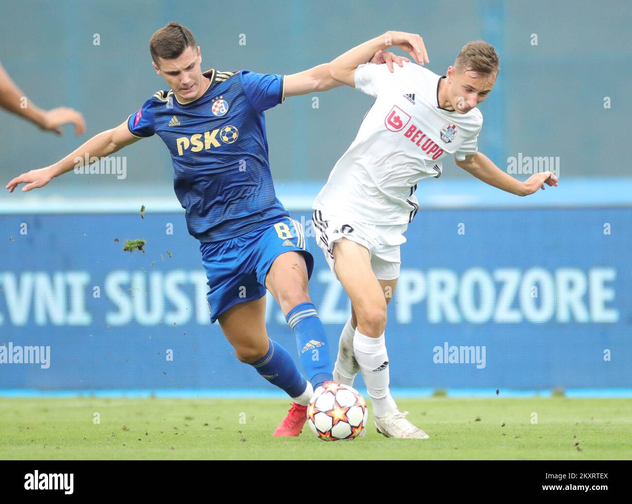 Il talento croato di 16 anni Lovro Zvonarek ha firmato un contratto a lungo termine con il Bayern Monaco. FOTO DI ARCHIVIO Amir Gojak (L) di GNK Dinamo e Lovro Zvonarek di Slaven Belupo e durante la prima partita di Lega croata tra GNK Dinamo e NK Slaven Belupo allo stadio di Maksimir, a Zagabria, in Croazia, il 16 luglio 2021. Foto: Sanjin Strukic/PIXSELL Foto Stock