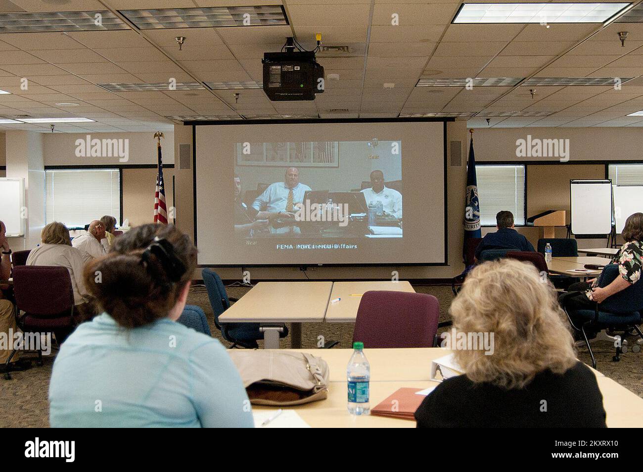 Pianificazione e sicurezza delle emergenze - Denver, Colom. , 12 giugno 2012 i Reserviss della Regione VIII di FEMA partecipano ad un webcast nazionale di teleconferenza video presso l'Ufficio regionale di Denver per saperne di più sul nuovo processo di selezione e applicazione del programma di reserviser. Fotografie relative a disastri e programmi, attività e funzionari di gestione delle emergenze Foto Stock