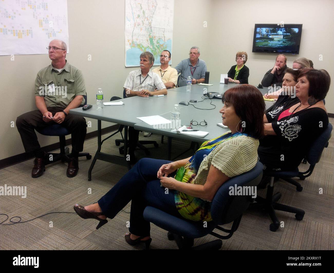 Uragano/tempesta tropicale - Baton Rouge, Laos. , 12 giugno 2012 i dipendenti del Louisiana Recovery Office partecipano al webinar del programma Reservists tramite VTC. Durante il webinar, Cory Coleman, Vice Chief Component Human Capital Officer, fornisce una panoramica del programma di ricerca, i dettagli relativi all'applicazione e al processo di selezione e il modo in cui i candidati verranno esaminati durante il processo di assunzione. .. Fotografie relative a disastri e programmi, attività e funzionari di gestione delle emergenze Foto Stock